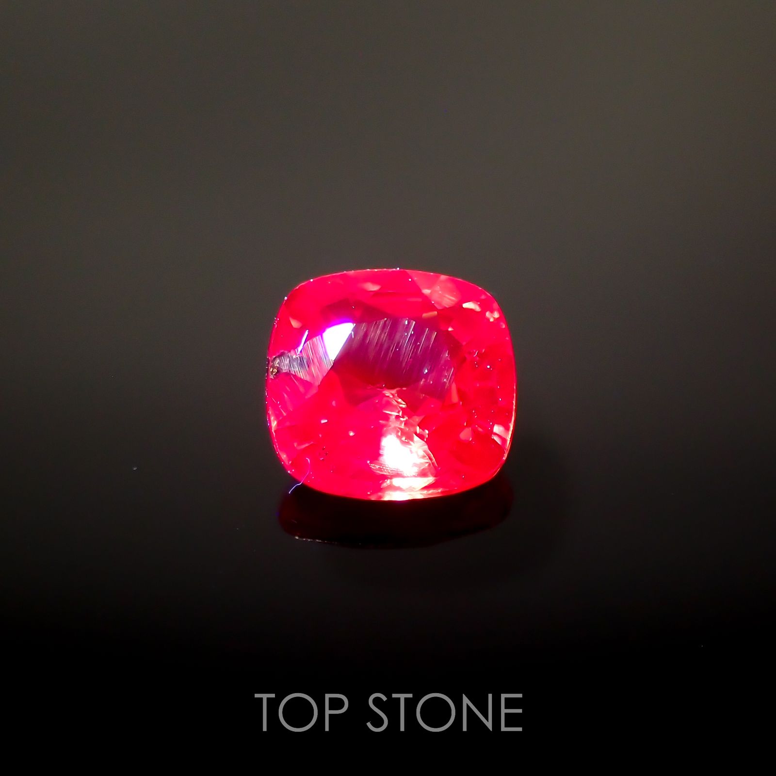 オレンジスピネル(宝石名スピネル)ビルマ/マダガスカル産 0.66ct 識別済[220817512]5.5x5.2mm前後