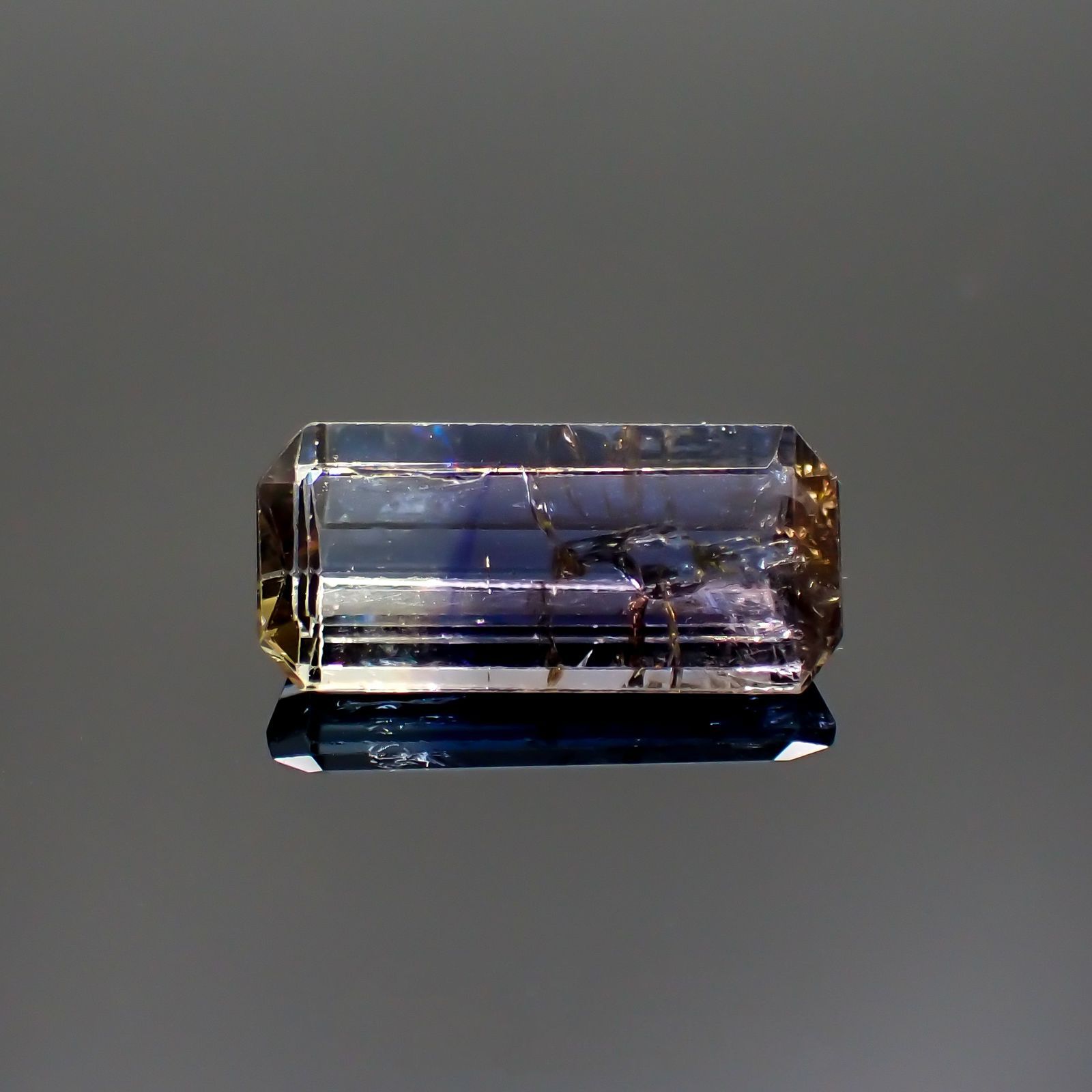 バイカラータンザナイト(宝石名バイカラー・ゾイサイト) タンザニア産 3.272ct ソ付(彩珠)[210410784]13.2×6.2mm前後