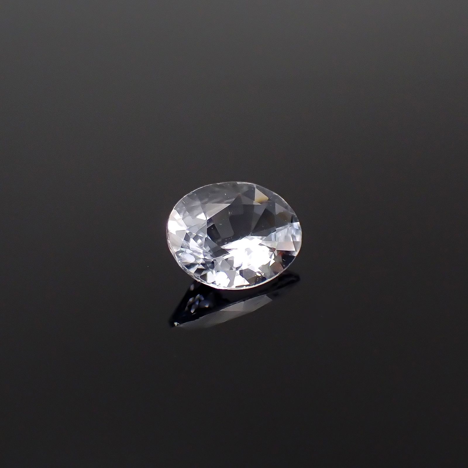 カラーレスサファイア スリランカ産 0.59ct[240527485]6.2x4.9mm前後