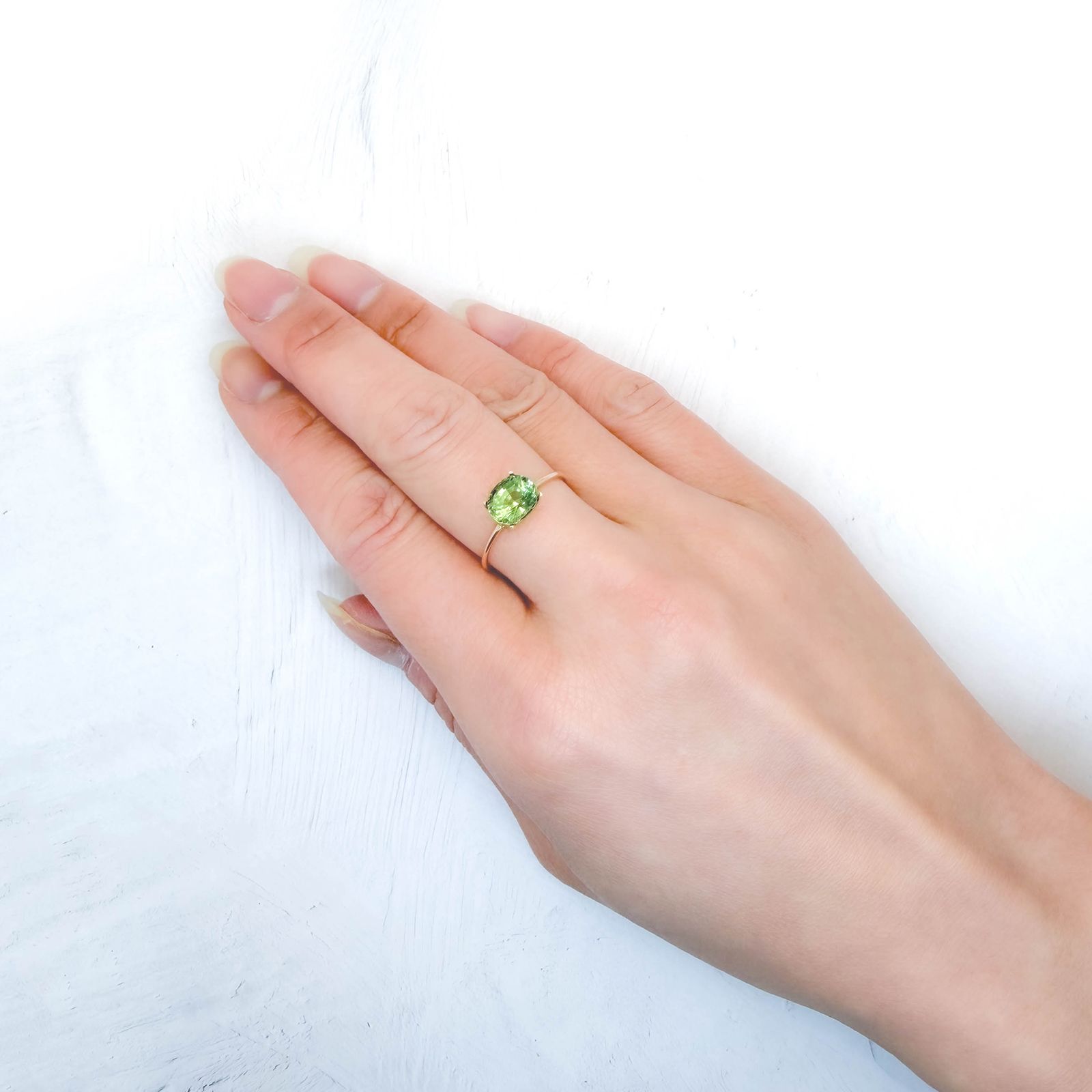 ミントトルマリン(宝石名グリーン・トルマリン) ルワンダ産 ソ付(彩珠) 1.619ct / 7.8x6.5mm前後 [260313631]