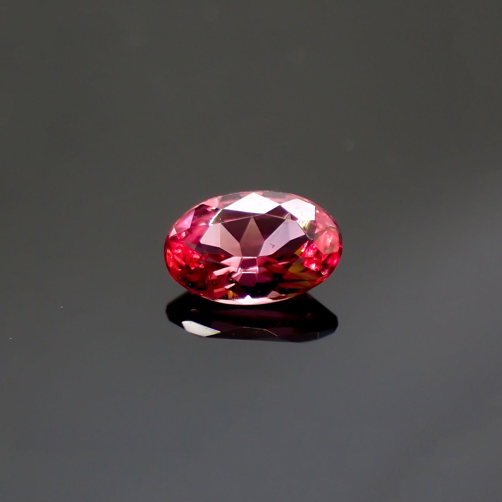 ホットピンクスピネル(宝石名ピンク・スピネル)タンザニア産 識別済 0.27ct / 5.1x3.3mm前後 [220113914]