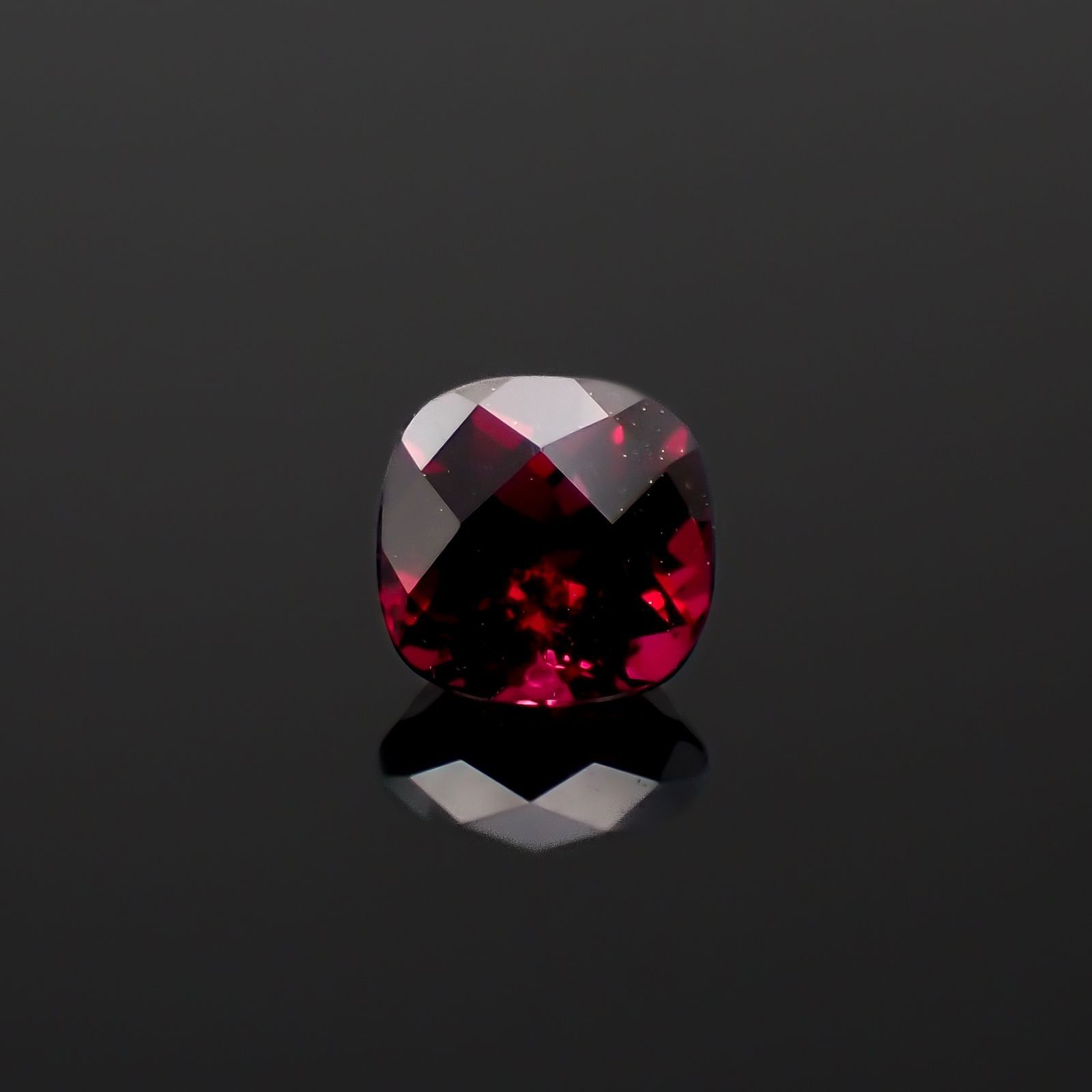 ◇チェッカーカット◇アントヒルガーネット(クロムパイロープガーネット) アメリカ・アリゾナ州産 0.38ct / 4.1x4.1mm前後 [251022881]