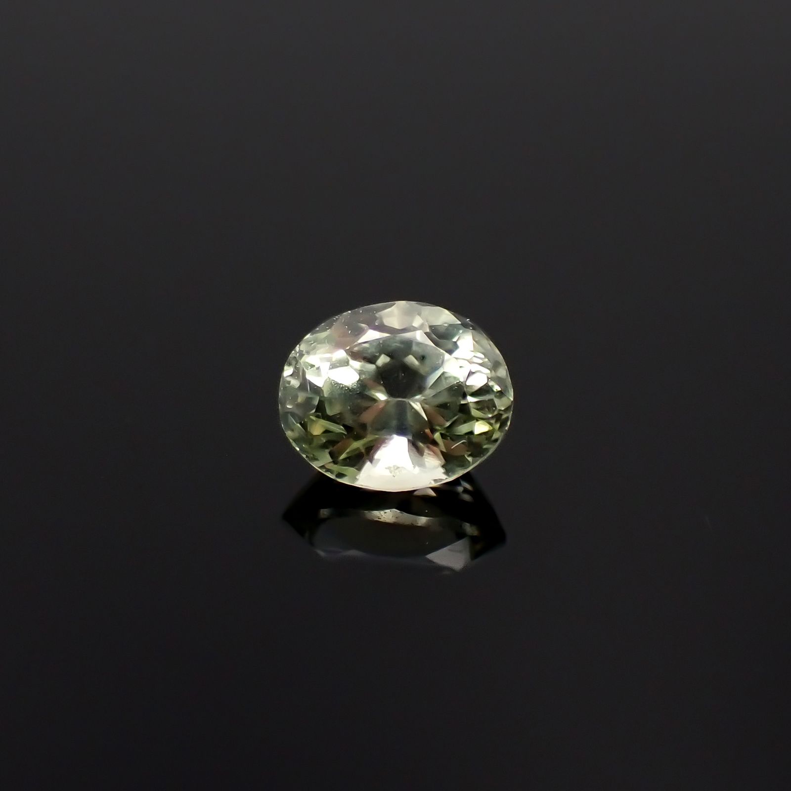 バナジウムクリソベリル(宝石名クリソベリル)マダガスカル産 0.448ct ソ付(日独)[240527633]4.8x3.97mm前後