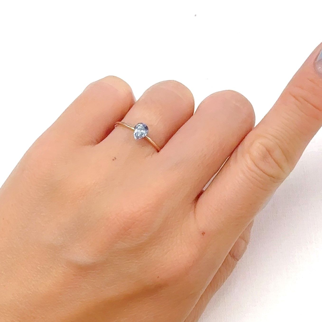 アイスブルーサファイア スリランカ産 0.53ct[240828650]5.5x4.5mm前後
