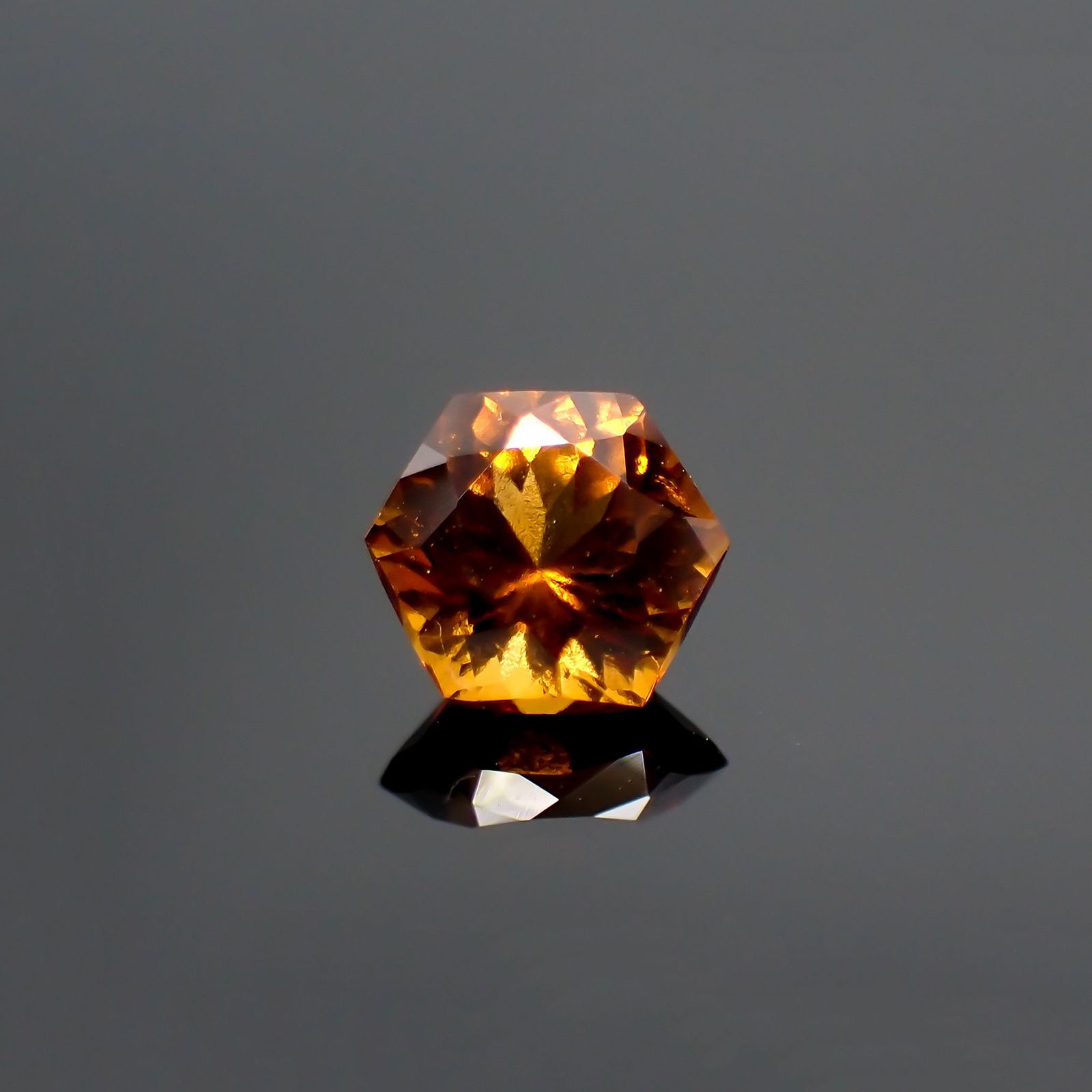 ◇ヘキサゴンカット◇ヘソナイトガーネット(宝石名ガーネット) スリランカ産 0.72ct 識別済[210912691]5×4.9mm前後