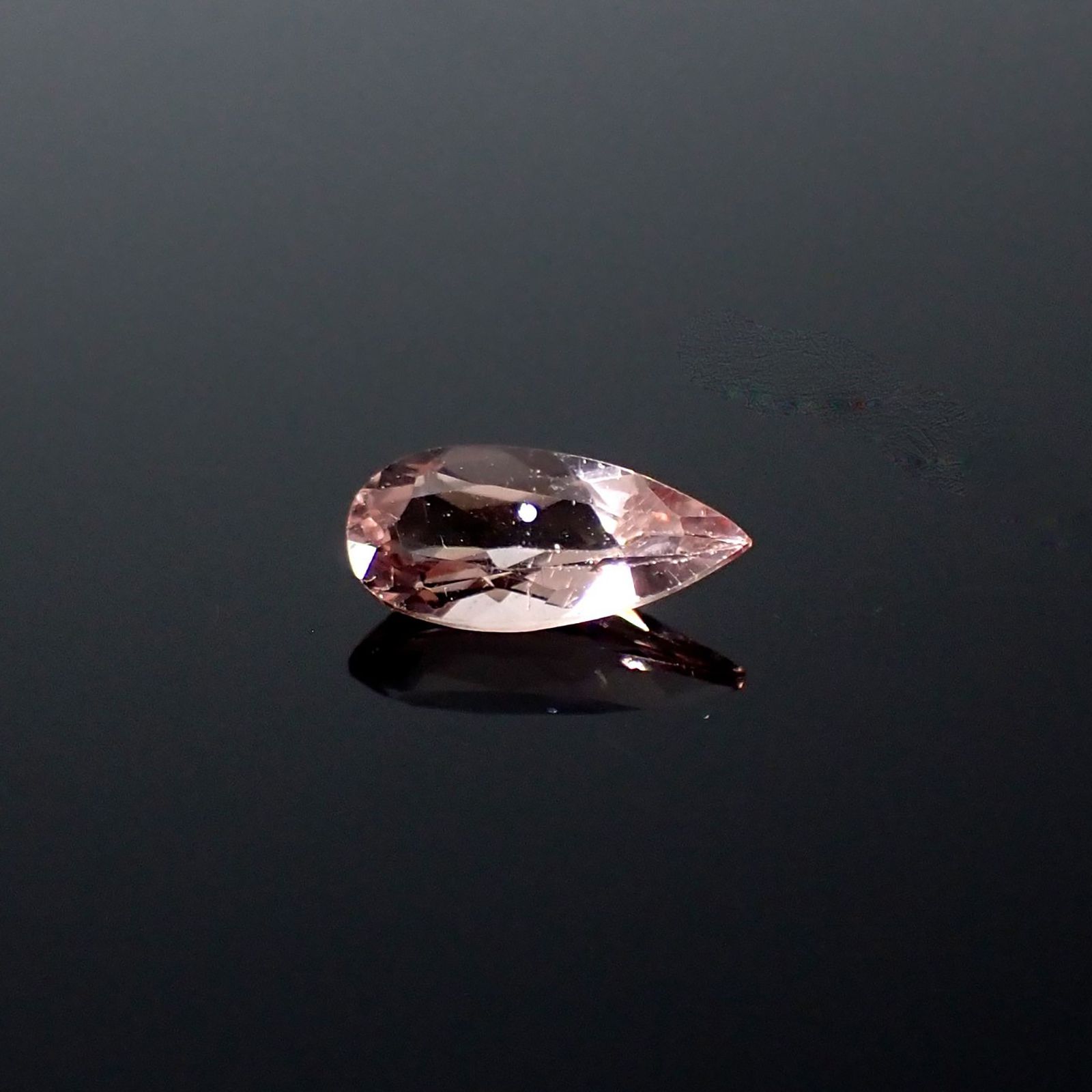 ピンクアパタイト ブラジル産 0.54ct / 8.1x3.7mm前後 [251024932]