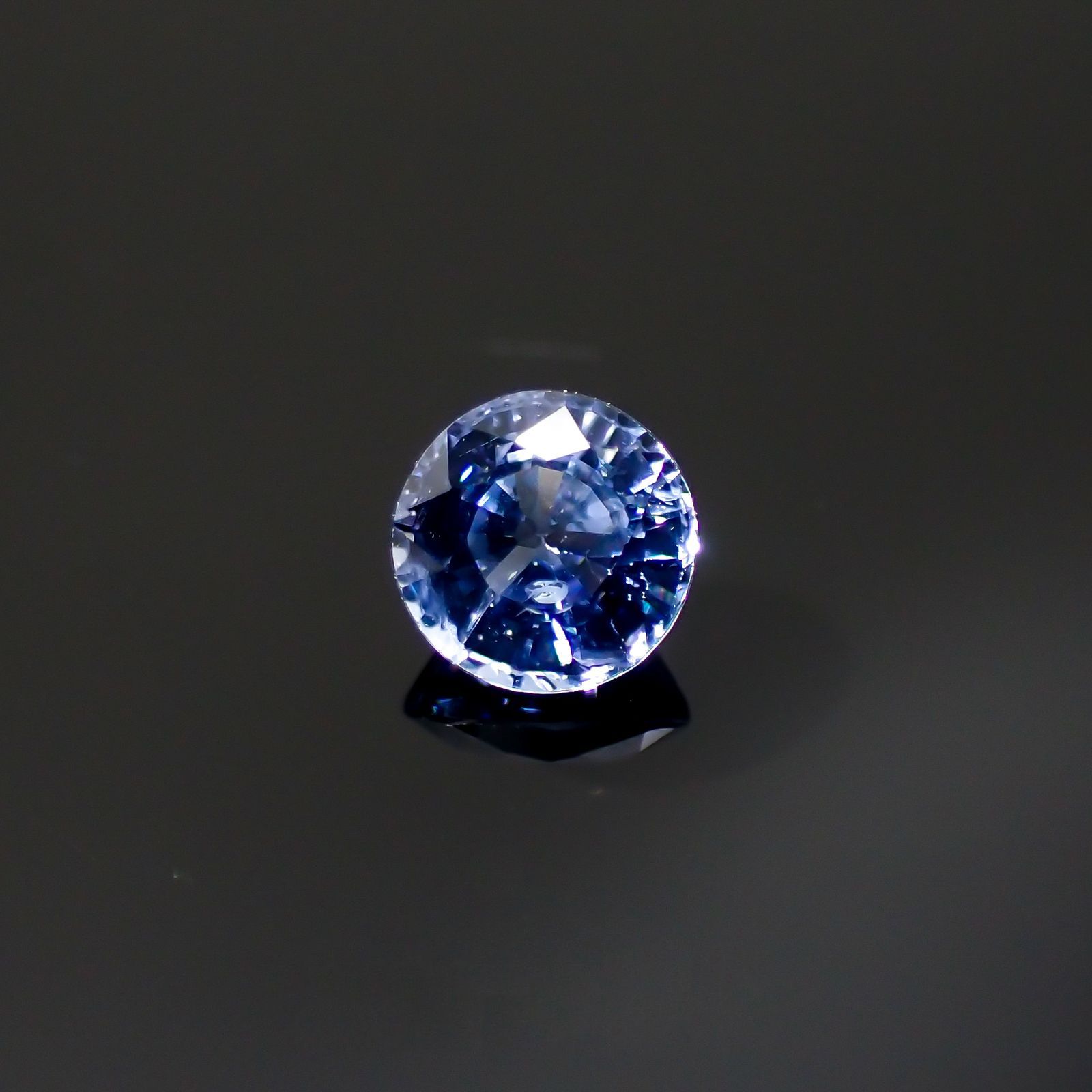 アイスブルーサファイア(宝石名サファイア)スリランカ/マダガスカル産 0.40ct 識別済[220515959]4.2x4.1mm前後