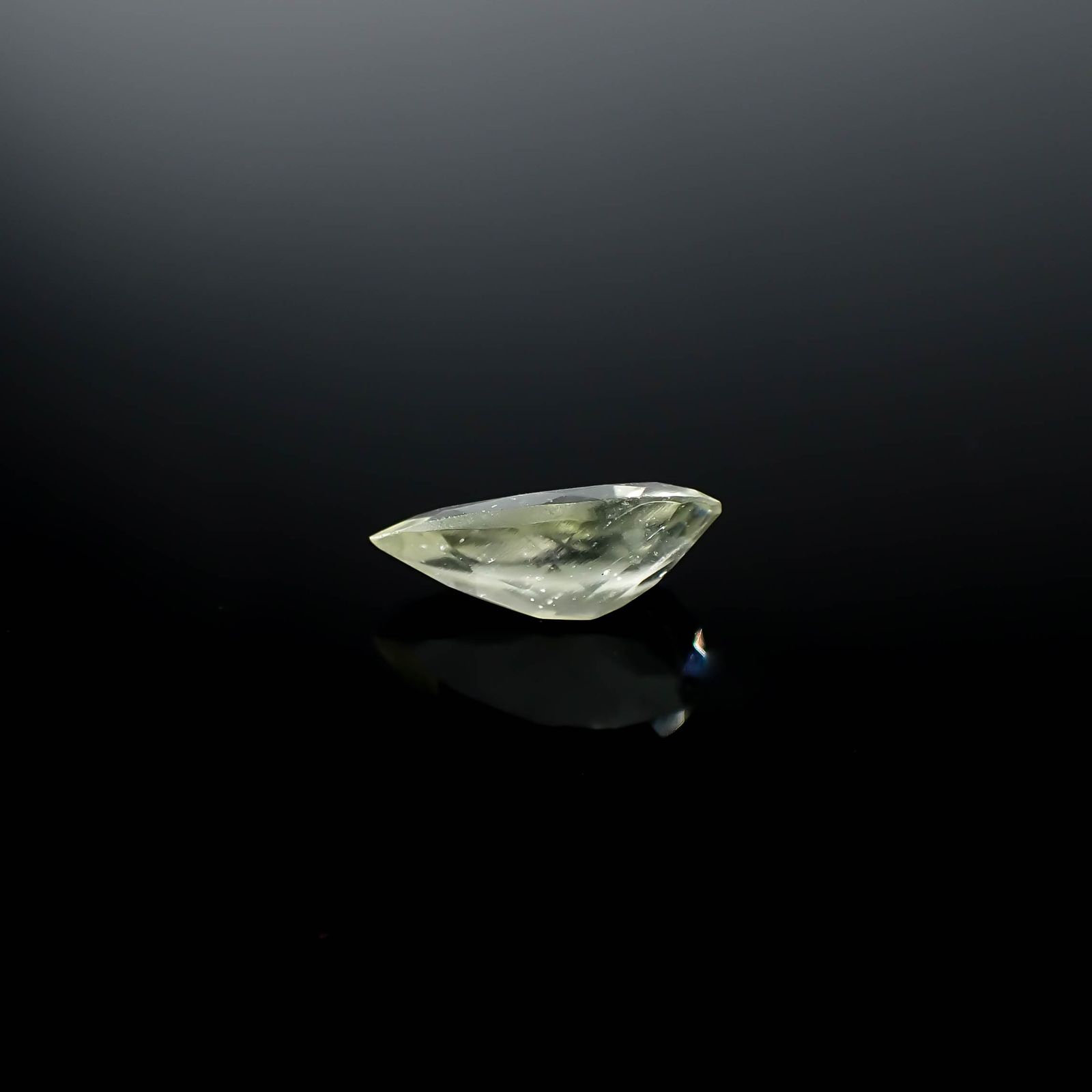 リビアングラス 発見地：エジプト・リビア砂漠 3.39ct / 15.8x8.7mm前後 [251131307]