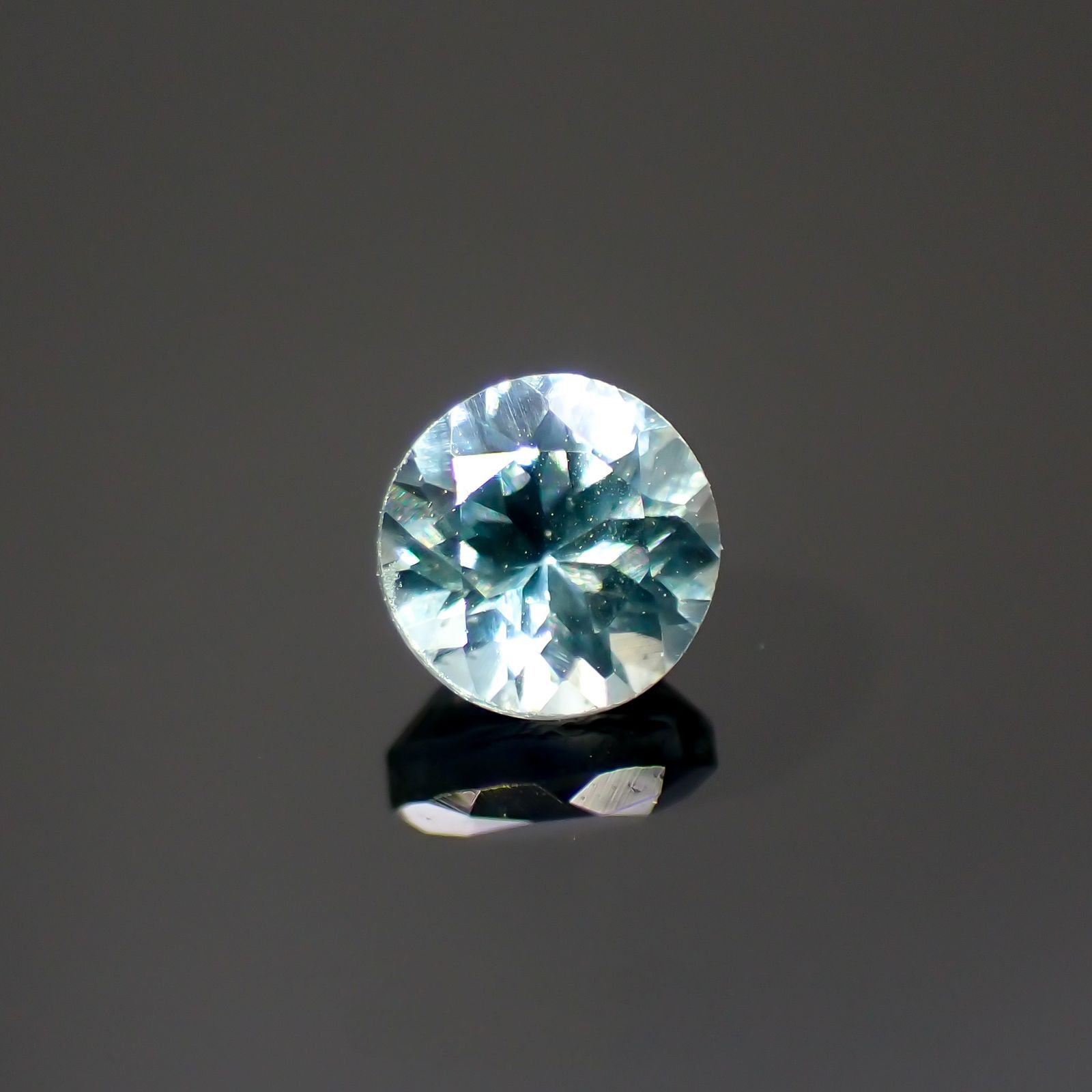 モンタナサファイア(宝石名サファイア)アメリカ・モンタナ州産 0.39ct 識別済[220114632]3.9x3.9mm前後