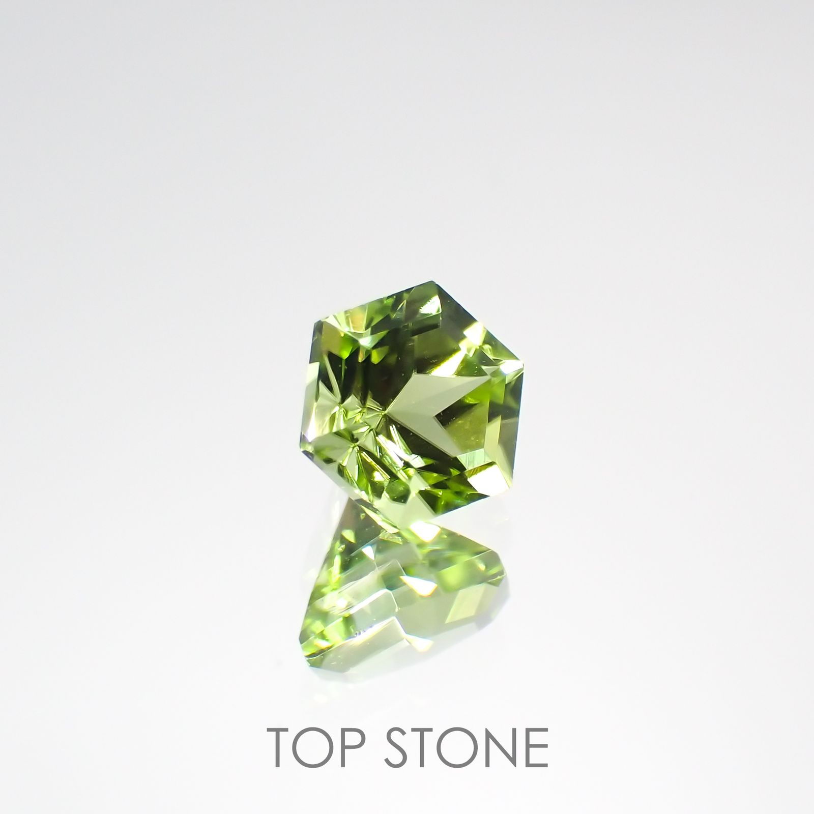 ◇ヘキサゴンカット◇ペリドット(宝石名ペリドット) パキスタン産 0.72ct 識別済[210813099]5×5mm前後