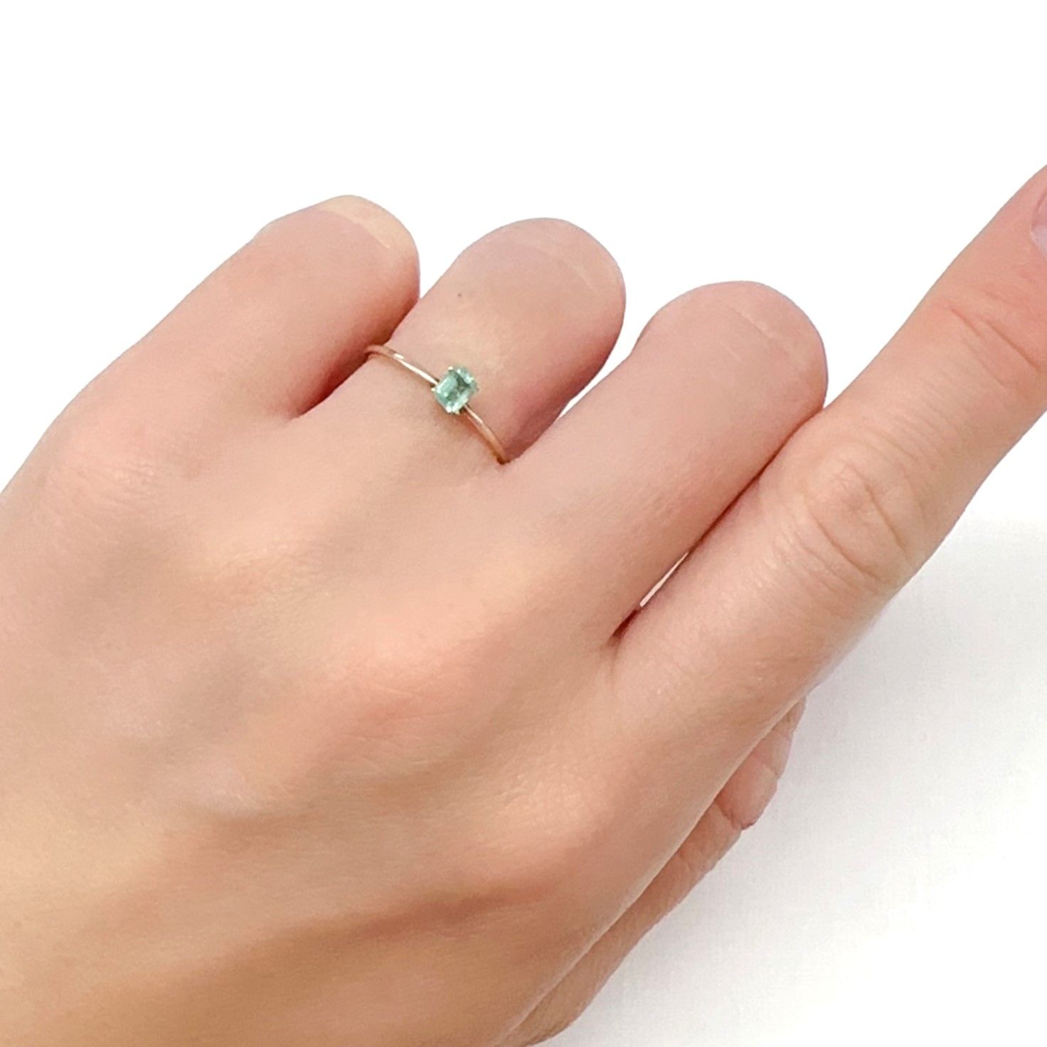 パステルカラーエメラルド コロンビア産 0.20ct[240225956]3.8x2.9mm前後