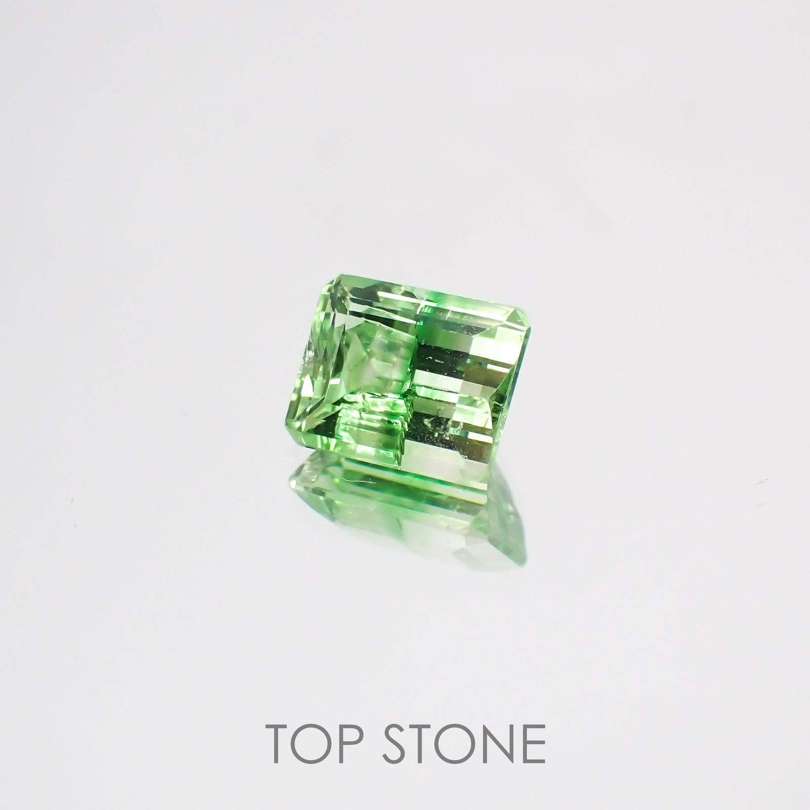 バイカラーツァボライト タンザニア産 ルース 0.85ct[210610924]5.7×4.6mm前後