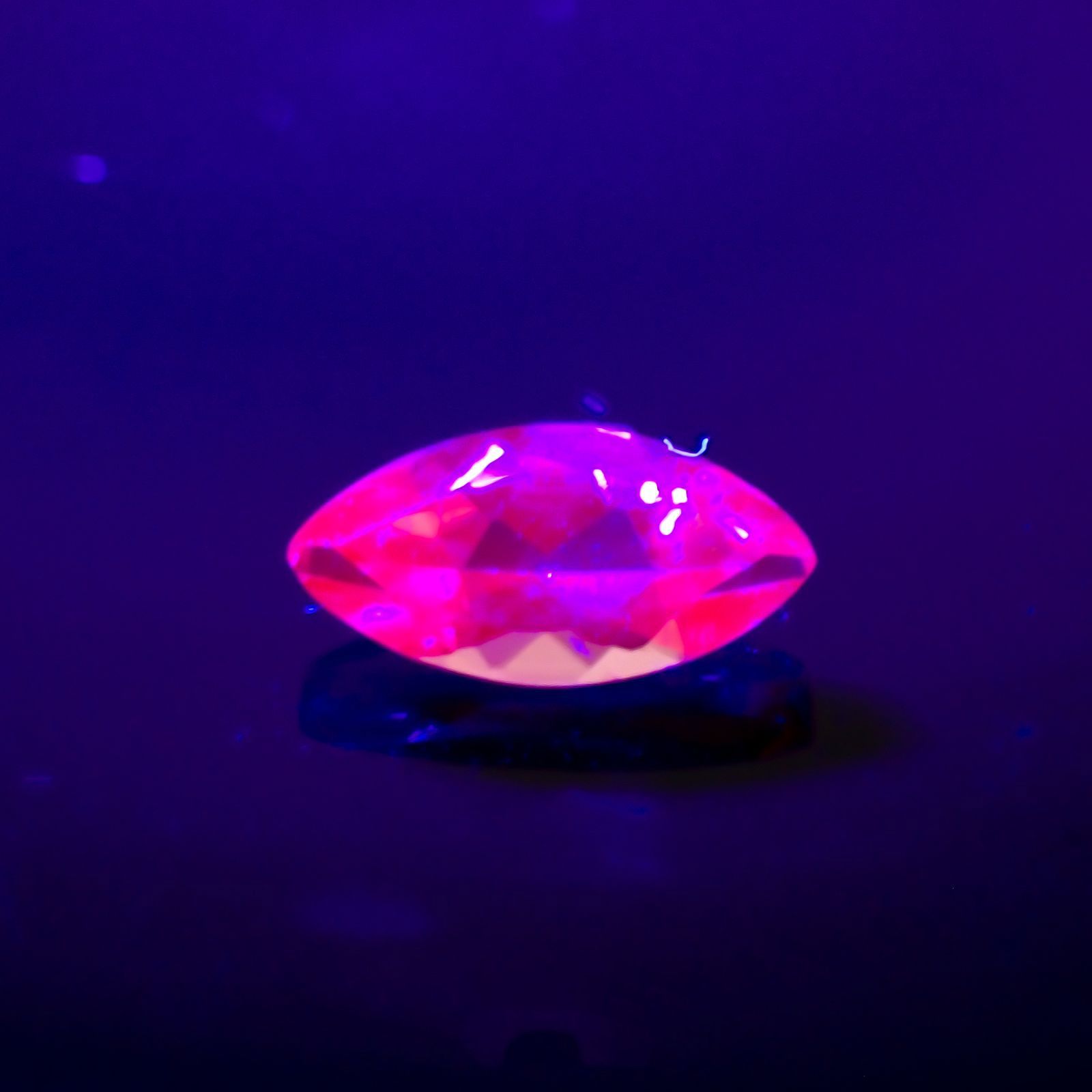 ホットピンクスピネル(宝石名ピンク・スピネル)タンザニア産 0.41ct 識別済[230823039]7x3.4mm前後