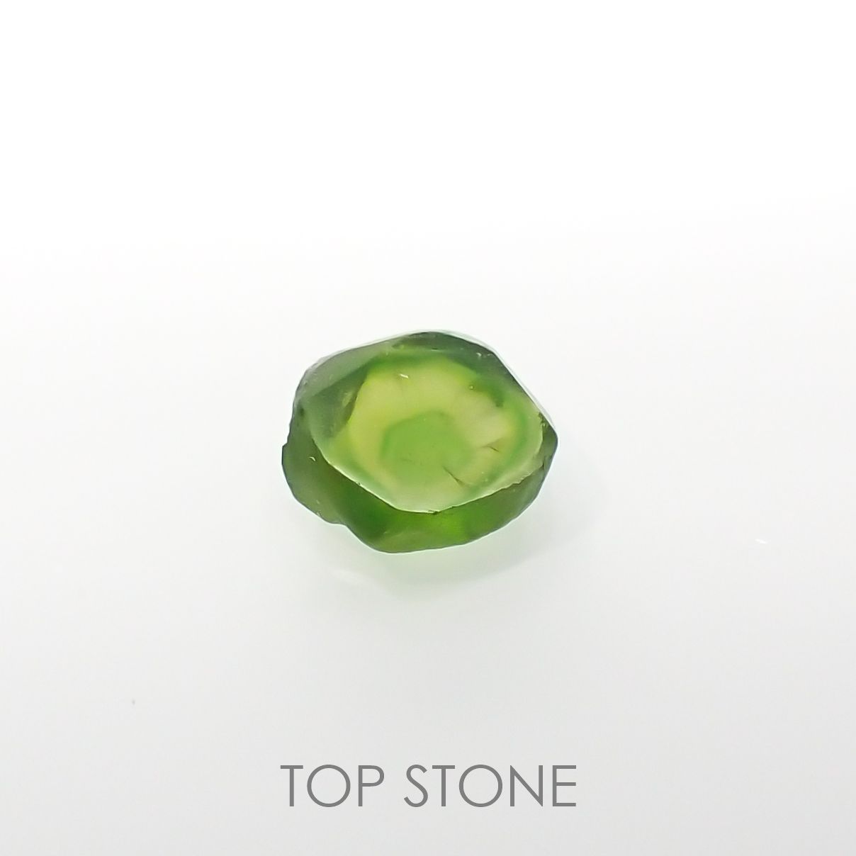 デマントイドガーネット(宝石名デマントイド・ガーネット) 原石・結晶 0.38ct 識別済[210812775]4.5×4.4mm前後