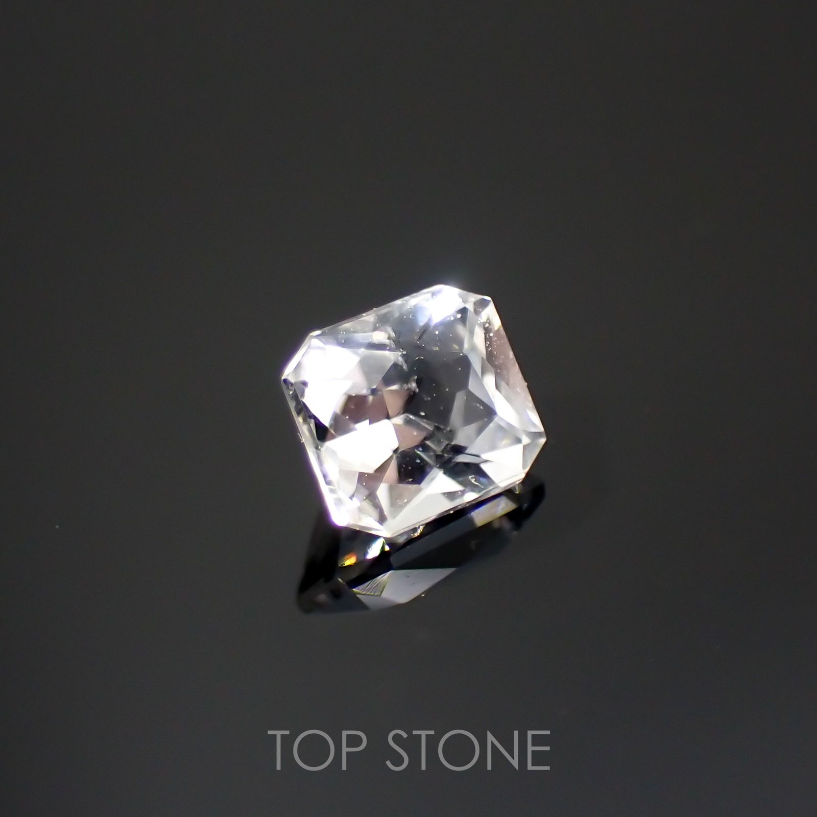 フェナカイト(宝石名フェナカイト)ブラジル産 0.43ct 識別済[220115170]4.7x4.1mm前後