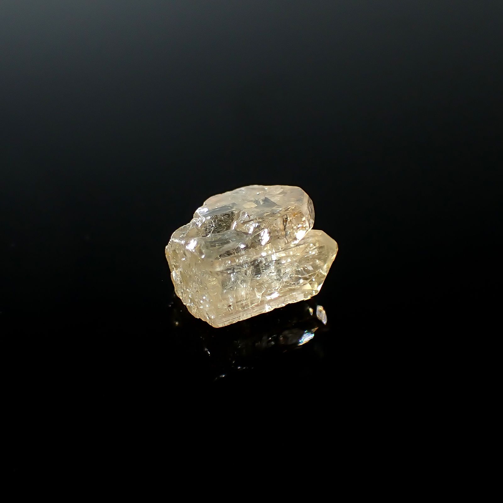 インペリアルトパーズ 原石 ザンビア産 8.26ct / 12.3x10.8mm前後 [250730938]