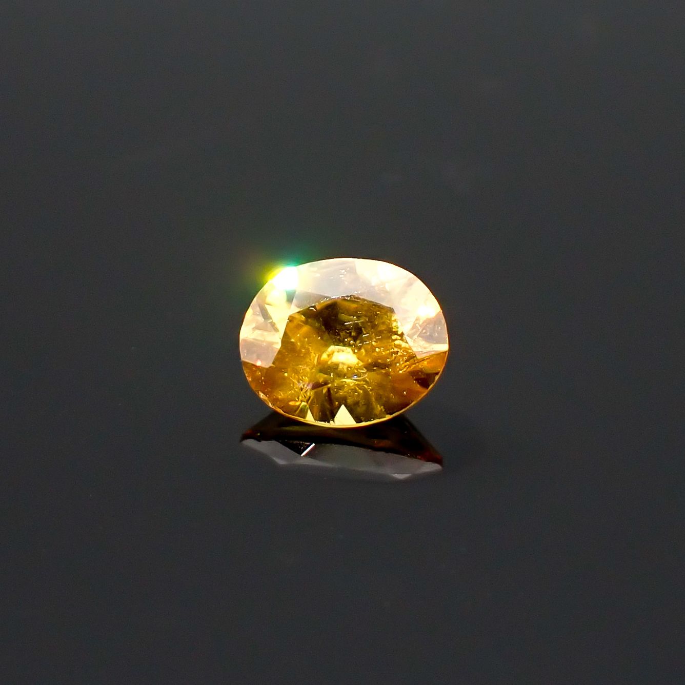ゴールデンスフェーン マダガスカル産 0.41ct / 5.3x4.4mm前後 [260632360]