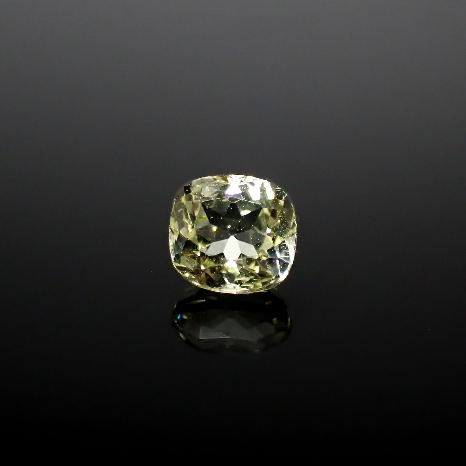 イエローアパタイト メキシコ産 0.58ct [241129472]4.8x4.5mm前後