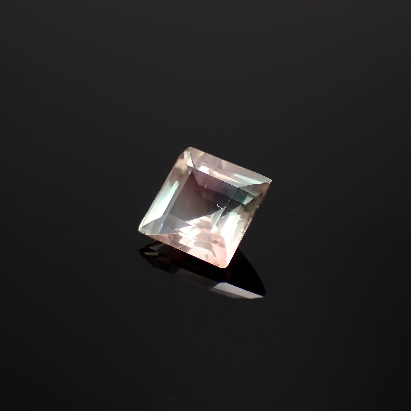 パーティカラーオレゴンサンストーン アメリカ・オレゴン州産 0.63ct[230722844]5.4x5.3mm前後