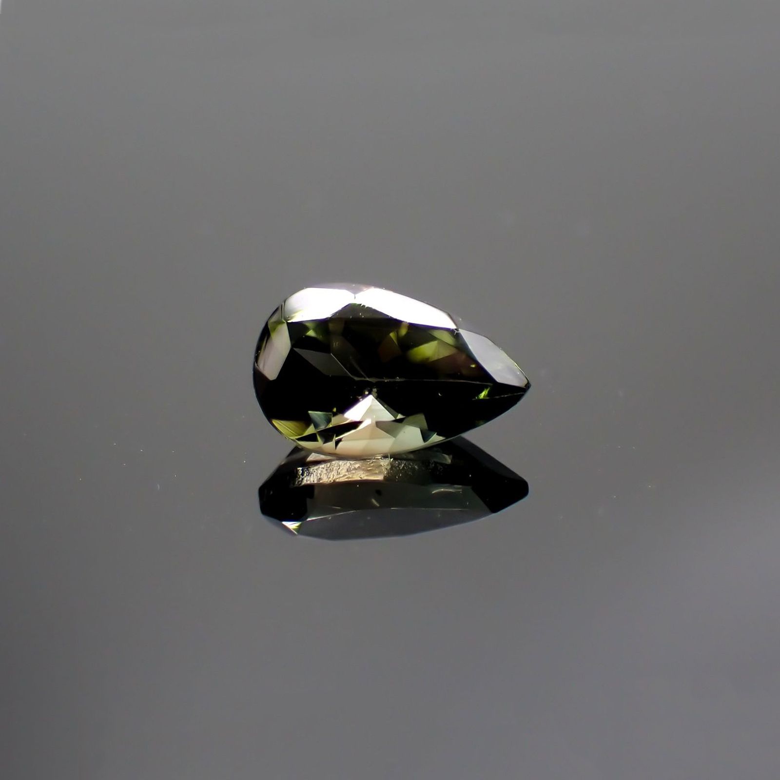 パーティカラートルマリン(宝石名パーティカラード・トルマリン) ブラジル/アフリカ産 0.95ct 識別済[211013568]8×5.1mm前後