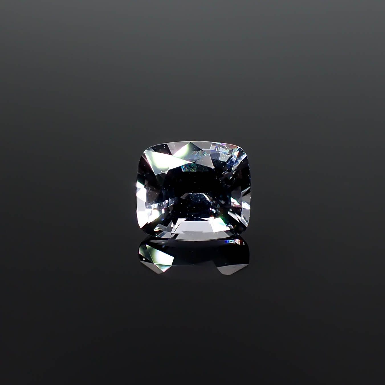 プラチナスピネル(宝石名スピネル)ビルマ産 0.85ct 識別済[250730755]5.8x5mm前後