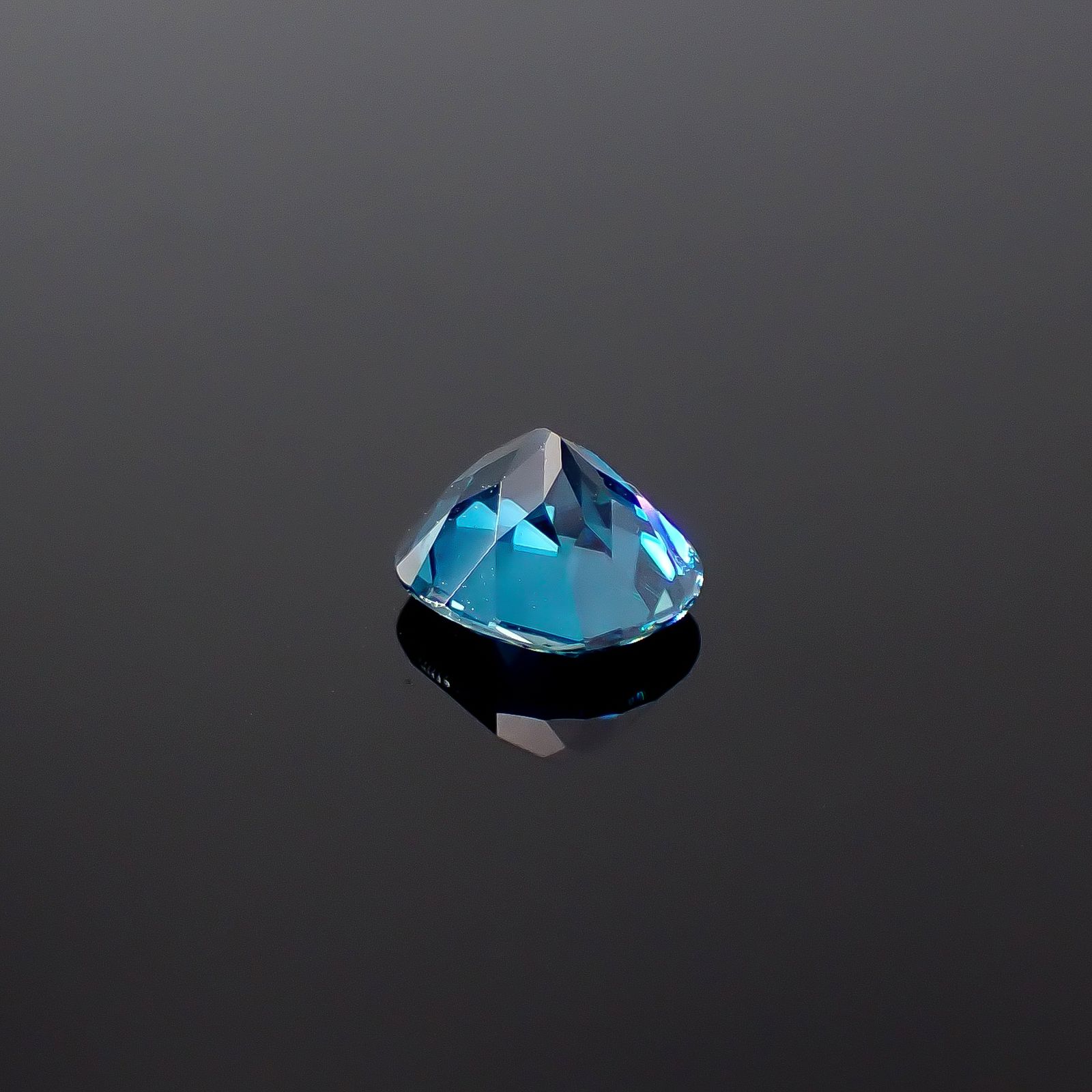 ラタナキリブルージルコン カンボジア産 1.58ct / 6.7x5.8mm前後 [251231476]