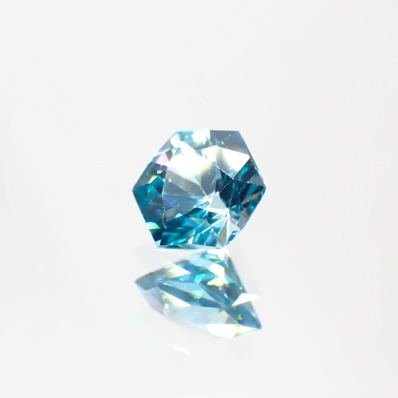 ◇ヘキサゴンカット◇ブルージルコン(宝石名ジルコン) カンボジア産 0.81ct 識別済[211013363]4.9×4.9mm前後