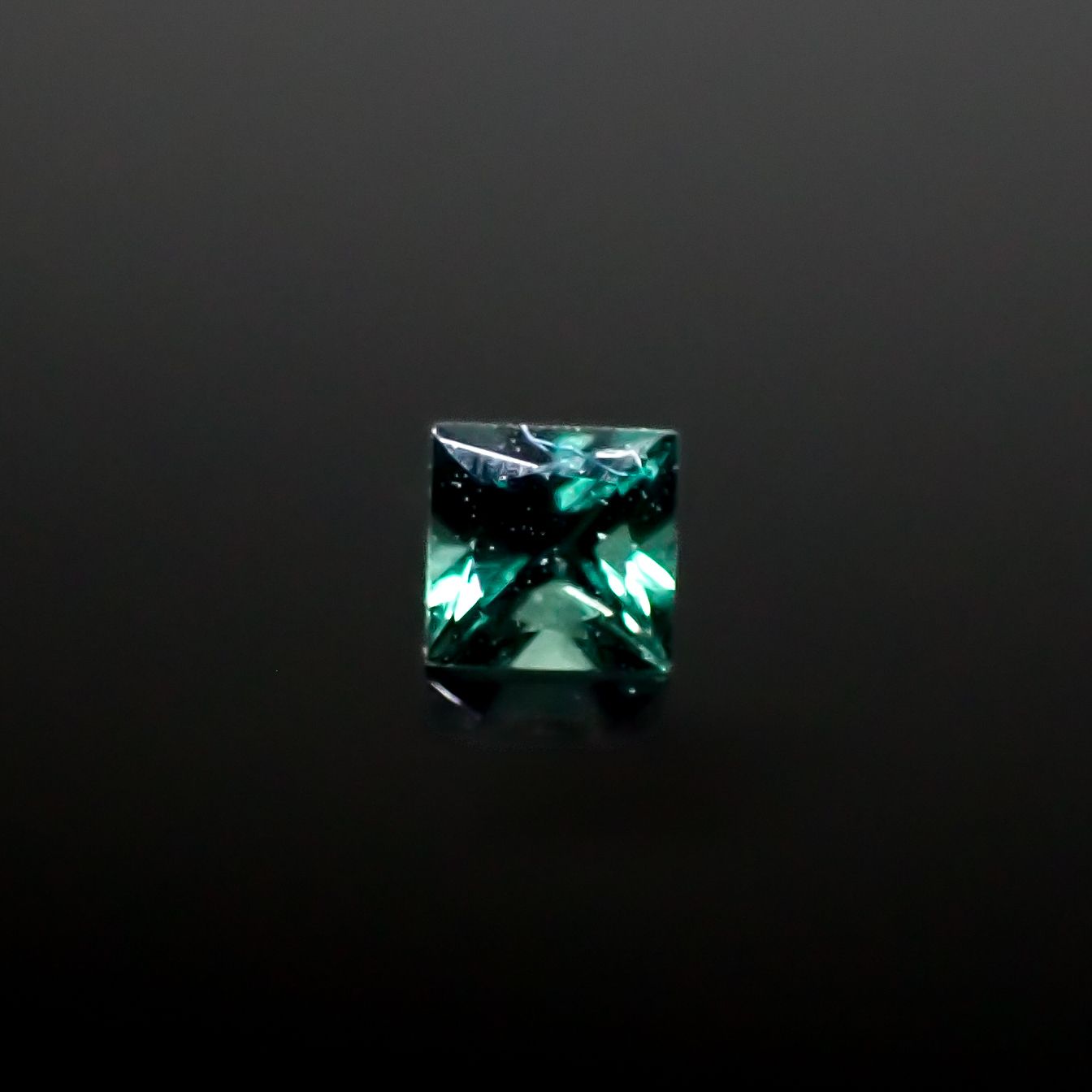 ◇プリンセスカット◇ベキリーブルーガーネット（カラーチェンジガーネット アレキタイプ） マダガスカル・ベキリー産 0.063ct [241229622]2.1x2.1mm前後