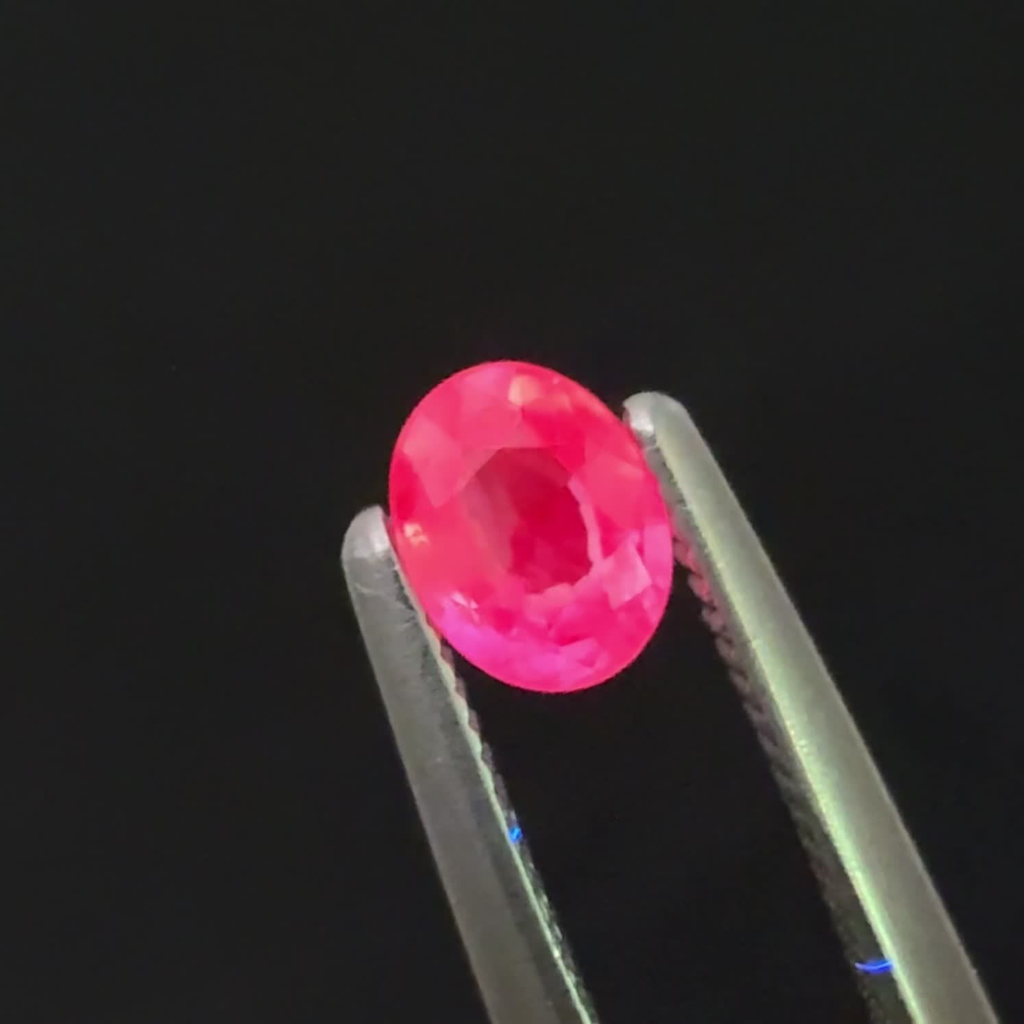 シルキーピンクサファイア 非加熱 ベトナム産 0.32ct / 4.6x3.6mm前後