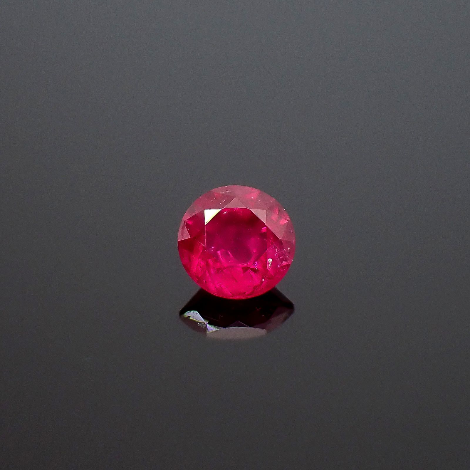 ルビー グリーンランド産 0.15ct / 3x3mm前後 [261033225]