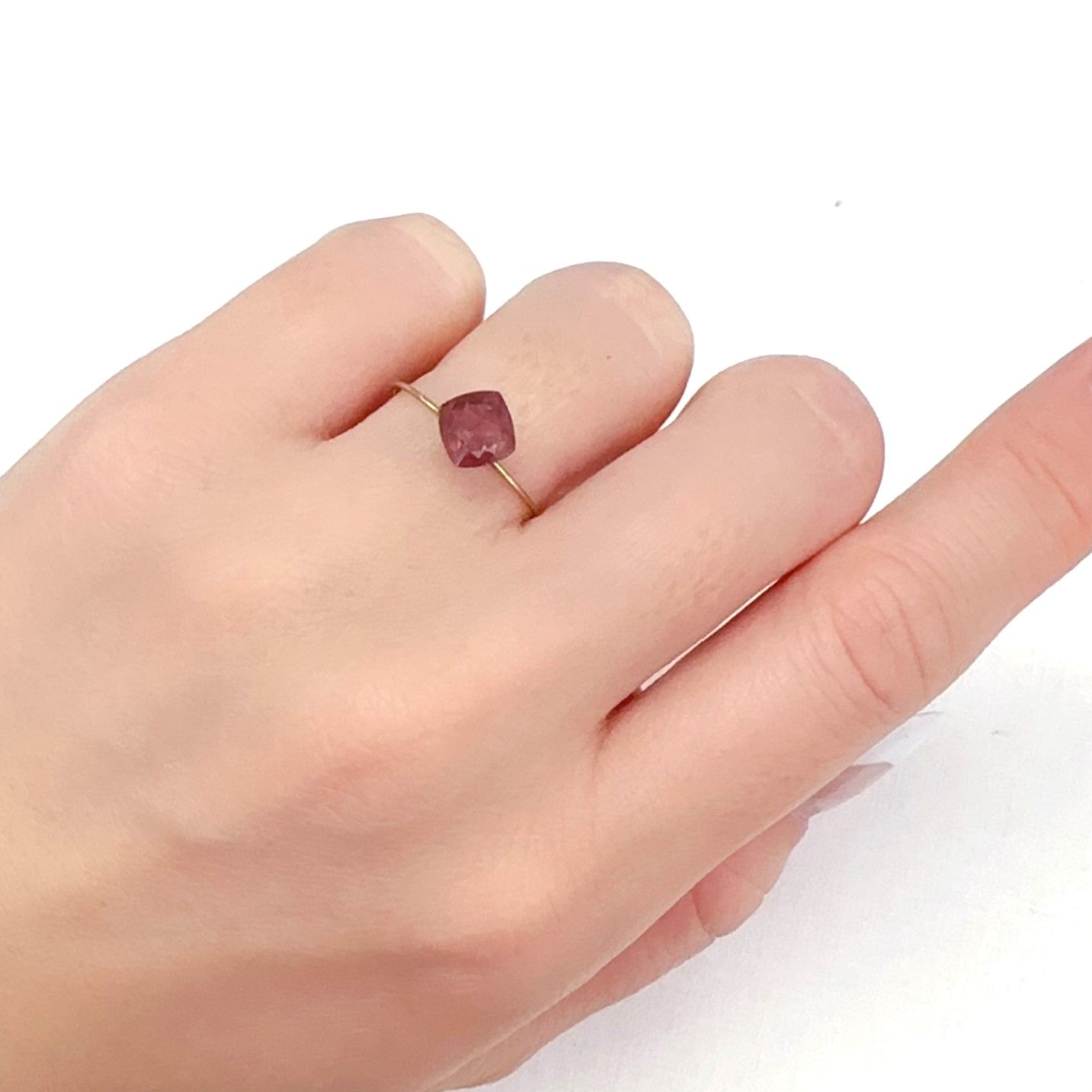 ピンクアパタイト ブラジル産 1.47ct [251224928]6.3x6.3mm前後