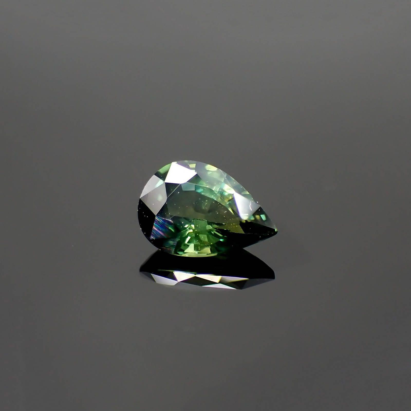 バイカラーサファイア(宝石名サファイア)マダガスカル/オーストラリア産 0.84ct 識別済[250114847]7.2x5mm前後
