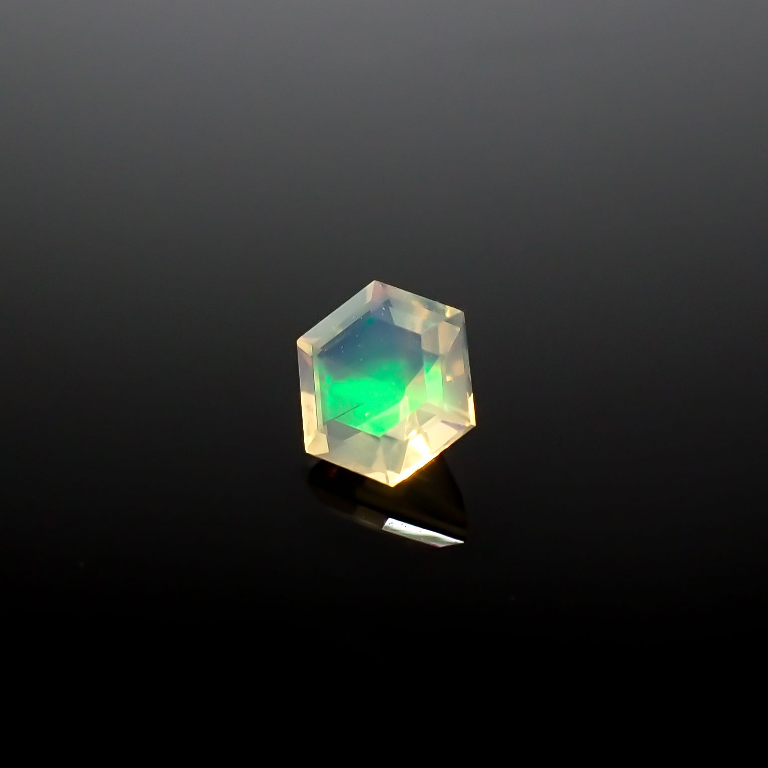 ◇ヘキサゴンカット◇エチオピアオパール エチオピア産 0.13ct[240226210]3.8x3.6mm前後
