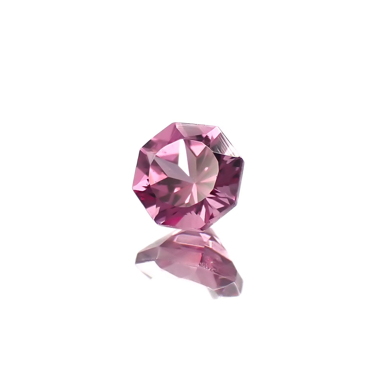 ◇オクタゴンカット◇カラーシフトマラヤガーネットSA(宝石名ガーネット)タンザニア産 0.41ct 識別済[220918046]4.1x4mm前後