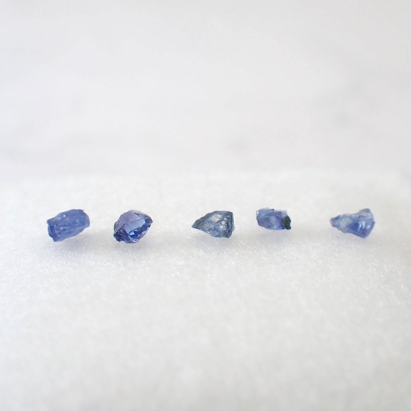 ◇ランダムセレクト◇ベニトアイト 原石5個セット アメリカ・カリフォルニア州産 約0.20ct(5pcs合計) / 2.0-3.5x2.0-3.5mm前後 [260632525]