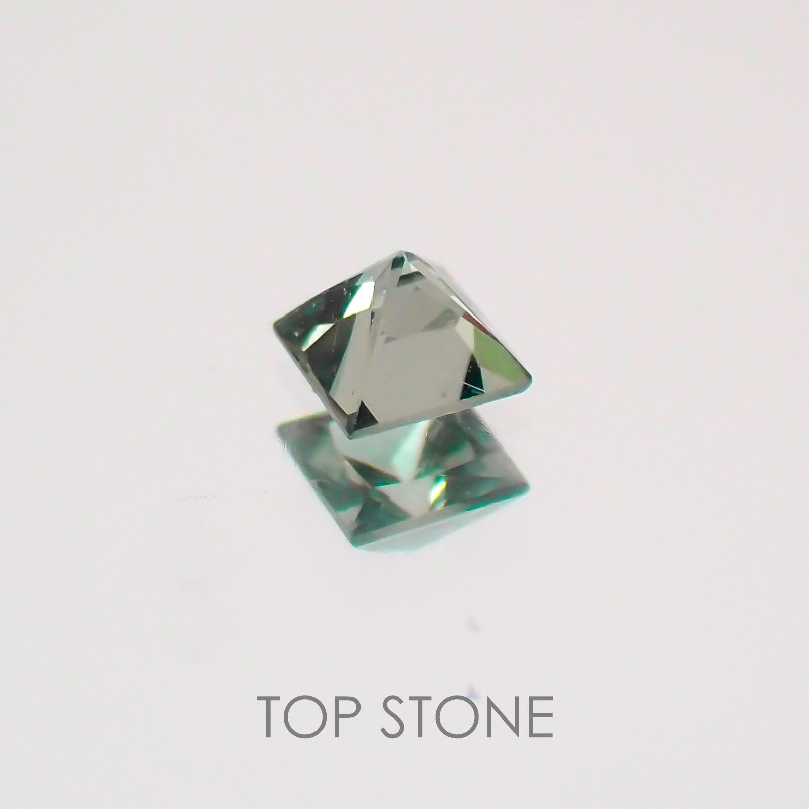 ◇プリンセスカット◇カラーチェンジガーネット(アレキタイプ) マダガスカル・ベキリー産 ルース 0.11ct[21059881]2.6×2.6mm前後