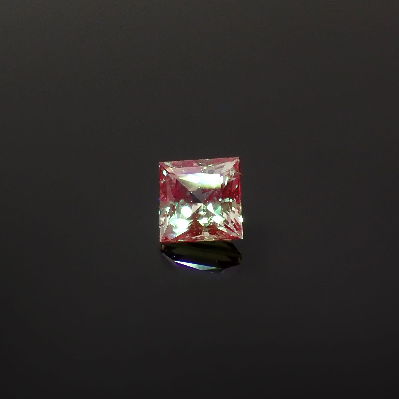 ◇プリンセスカット◇アレキサンドライト ブラジル産 EmeraldMains社製 0.35ct / 3.7x3.7mm前後 [260131570]