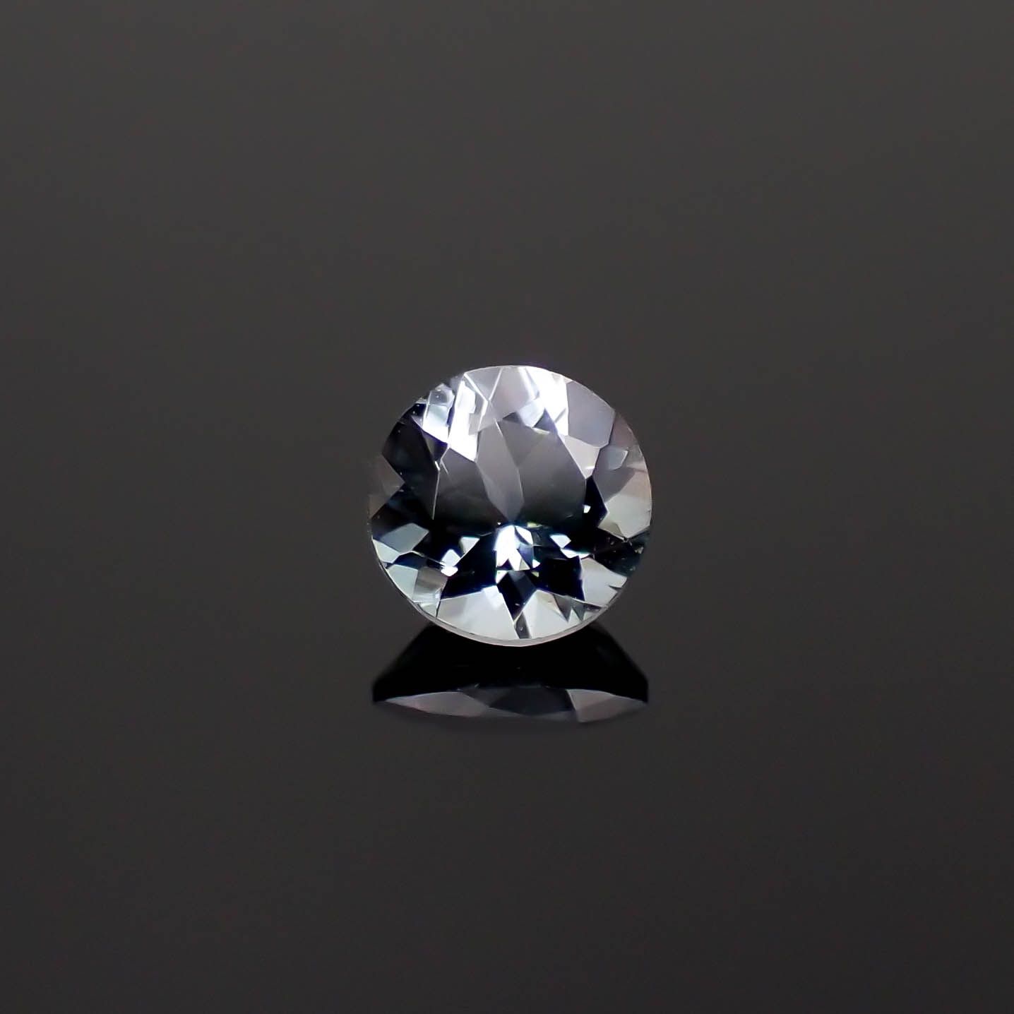 グレースピネル タンザニア産 0.40ct[230421535]4.4x4.4mm前後