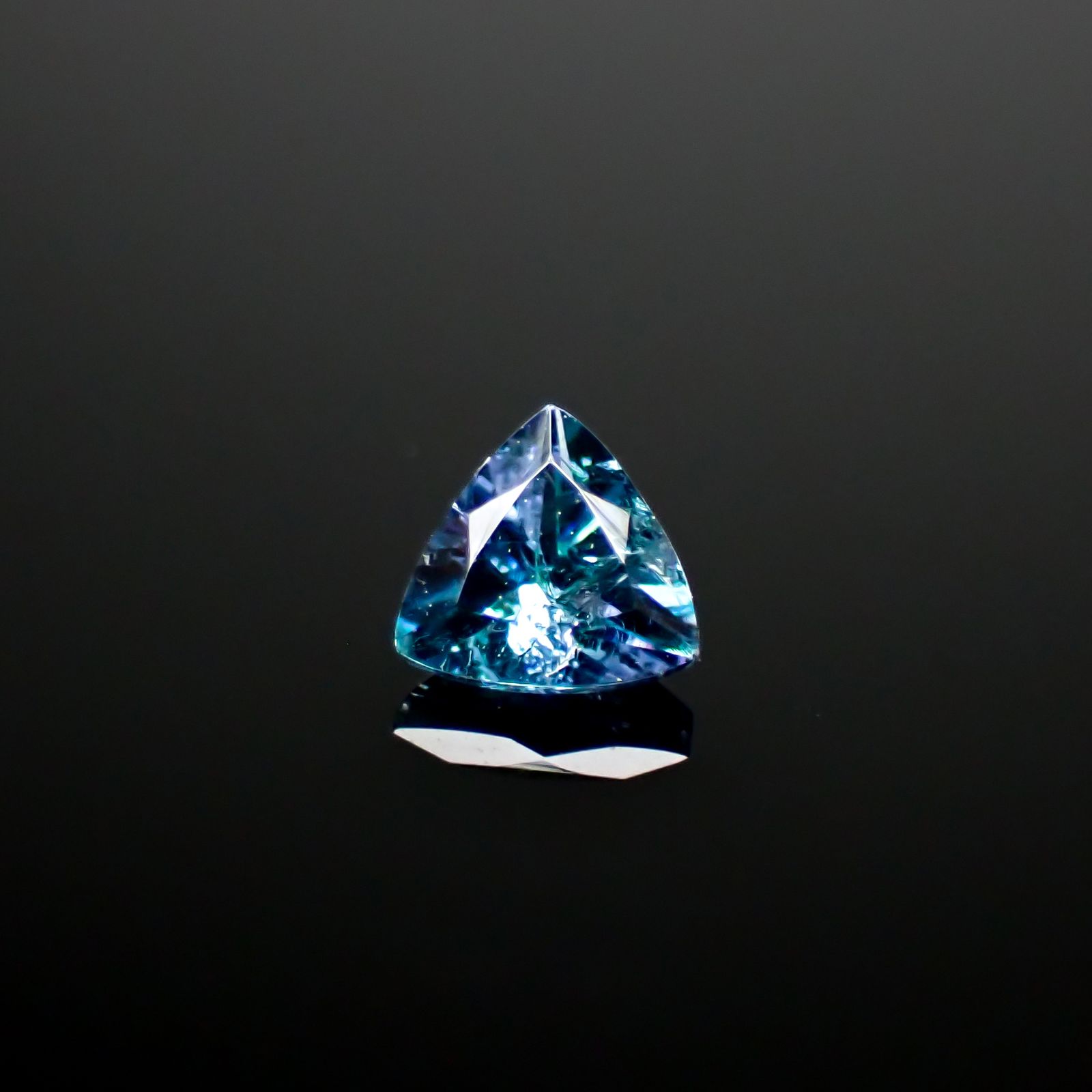 ブルーコーネルピン(宝石名ブルー・コーネルピン)タンザニア産 0.19ct 識別済[240527688]3.7x3.7mm前後