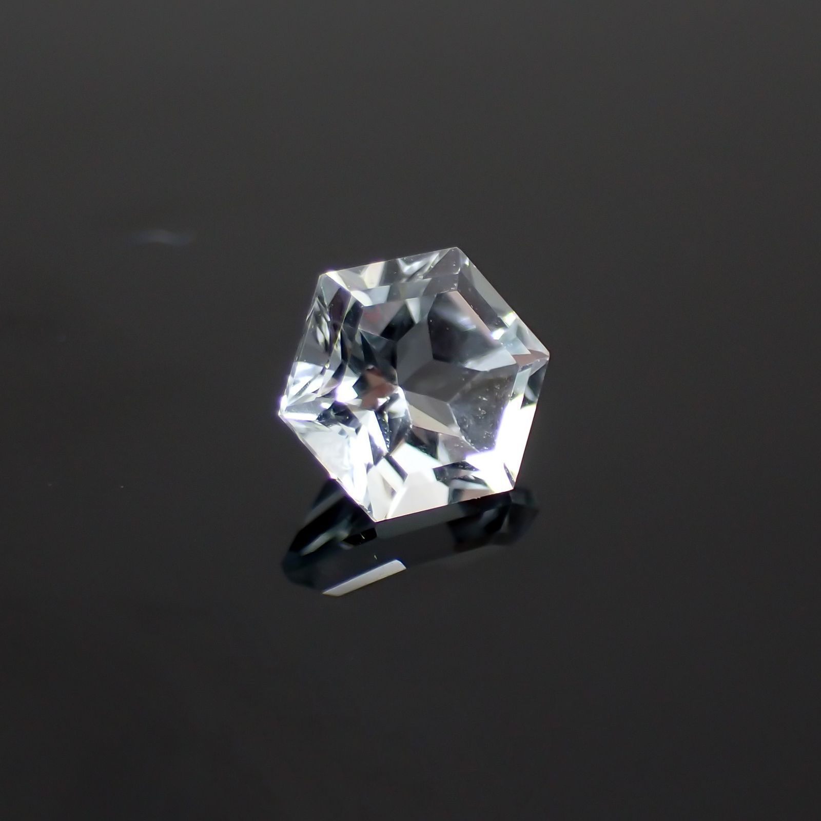 <ランダムセレクト1個販売> ◇ヘキサゴンカット◇アクアマリンSA(宝石名アクアマリン) ブラジル産 0.49ct前後 識別済[21029579]5×5mm前後