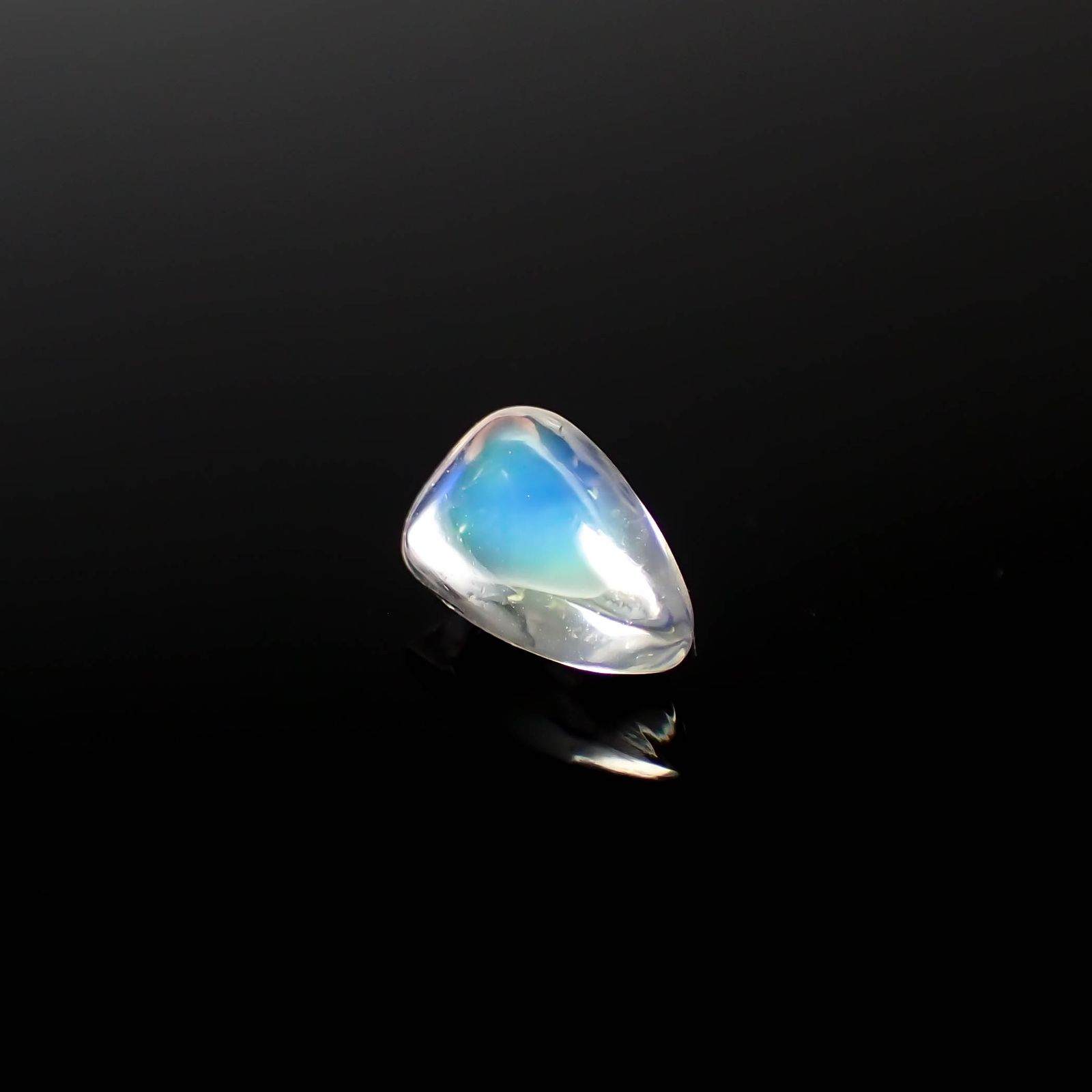 ◇バフカット◇レインボームーンストーン(宝石名ラブラドライト)マダガスカル産 1.340ct ソ付(彩珠)[240427197]9.2x5.6mm前後