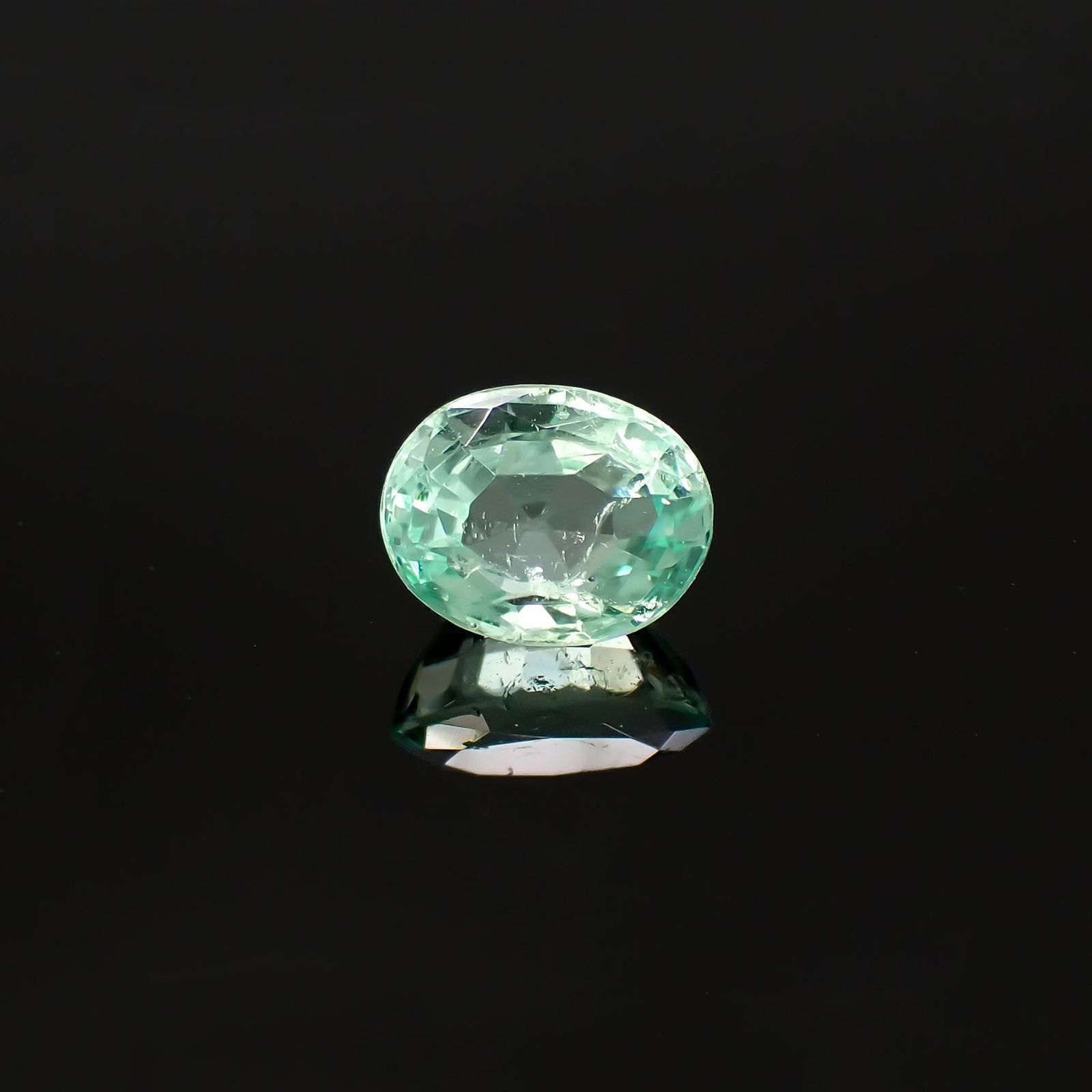 パステルカラーエメラルド コロンビア産 0.37ct / 5x3.9mm前後 [220918056]