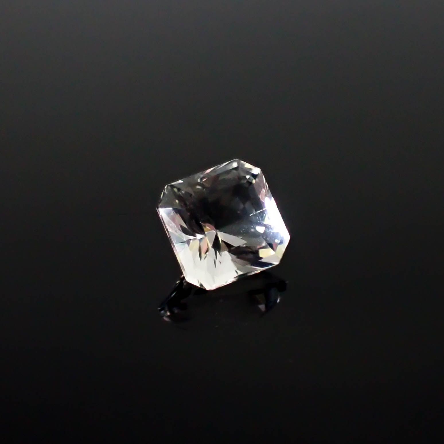 カラーレスフローライト フルオレッセンス イギリス産 2.42ct [250430158]7.4x7.4mm前後