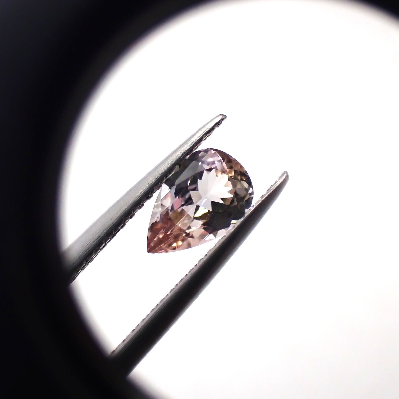 ピンクゾイサイト(宝石名ピンク・ゾイサイト)タンザニア産 0.972ct ソ付(彩珠)[241129500]8.1x5.4mm前後