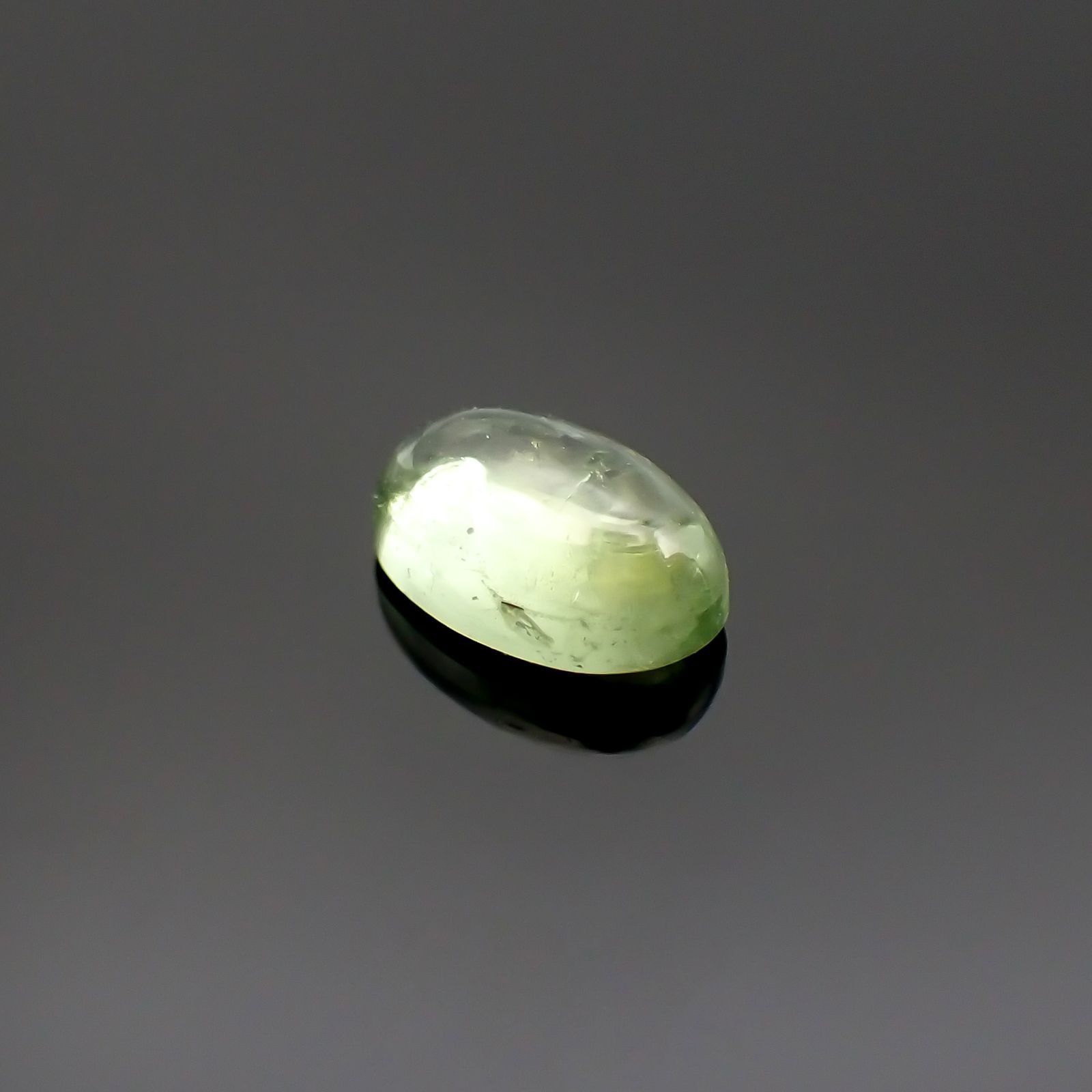 ミントガーネット(宝石名グロッシュラー・ガーネット)タンザニア産 識別済 0.64ct / 5.9x4mm前後 [220917750]