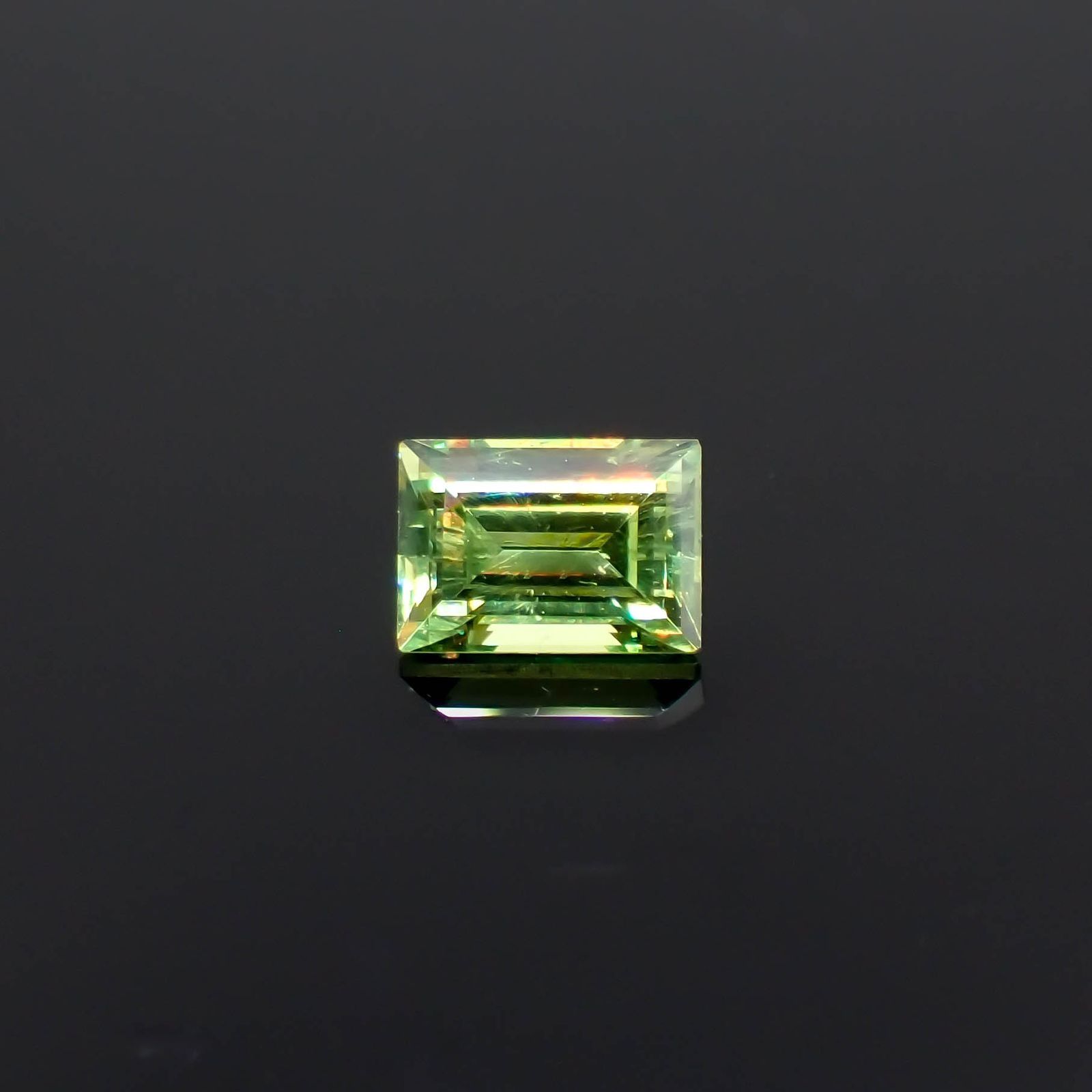 デマントイドガーネット ロシア産 0.65ct / 5.5x3.8mm前後 [231224555]