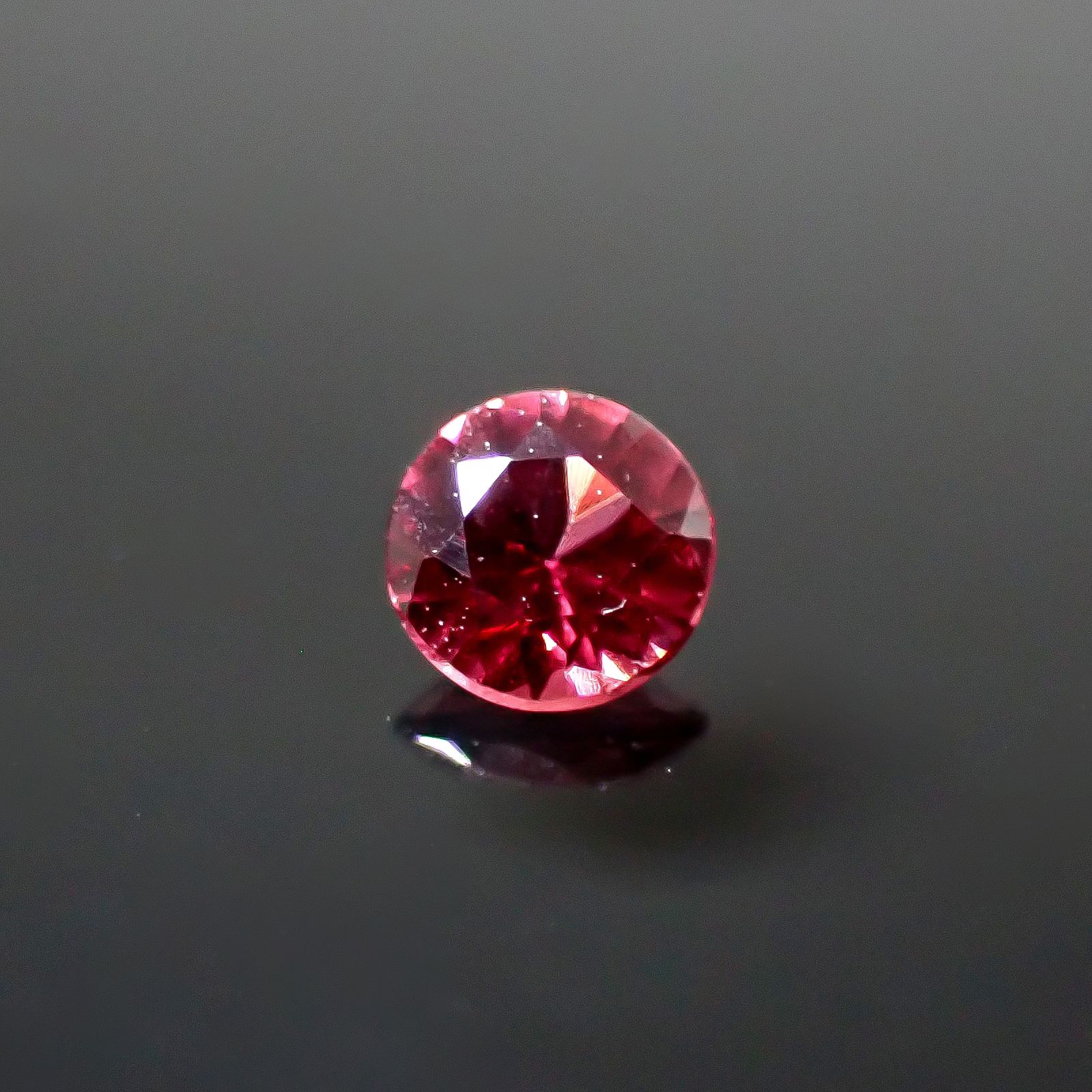 レッドスピネル ビルマ産 0.19ct[240728574]3.6x3.5mm前後