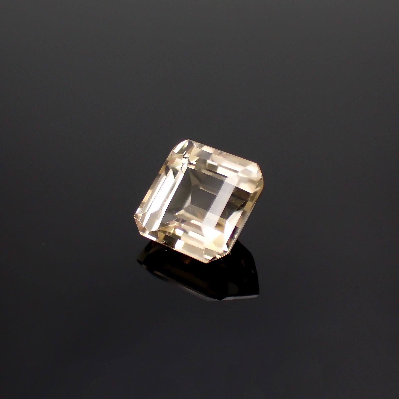 ゴールデンフェナカイト(宝石名イエロー・フェナカイト)ブラジル産 3.170ct ソ付(彩珠)[241018528]8.3x8.3mm前後
