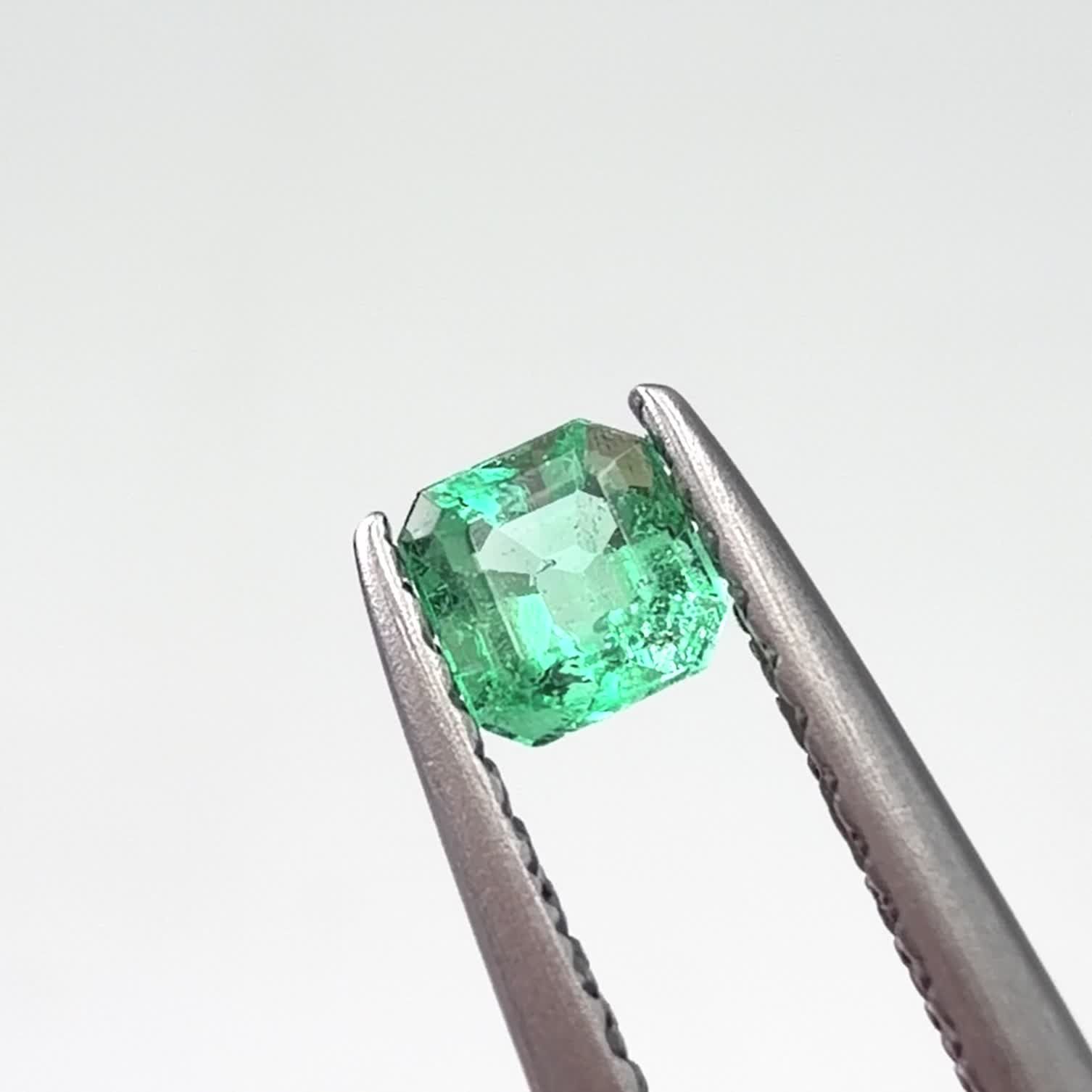 エメラルド コロンビア産 0.24ct / 3.7x3.4mm前後 [260131521] | TOP