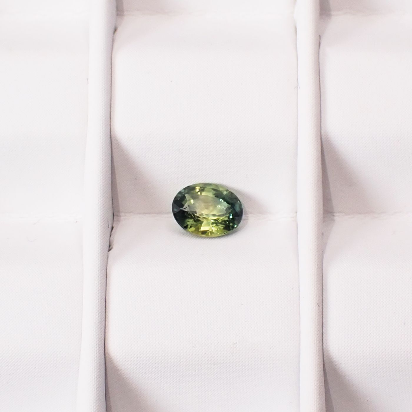 バイカラーサファイア タンザニア産 0.44ct / 5x4mm前後 [250931132]